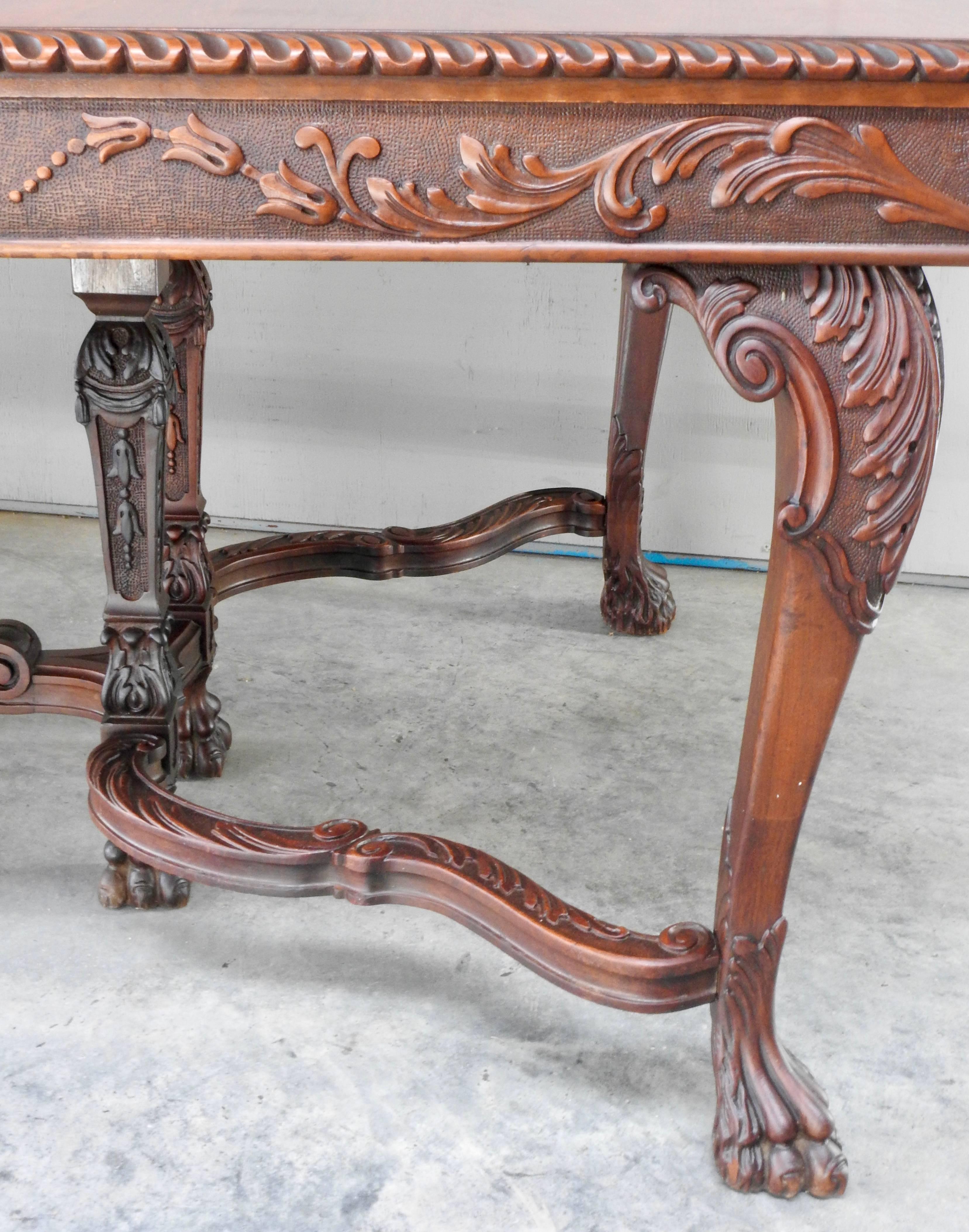 Victorian 20th Century Walnut Hairy Paw Dining Table For Sale
