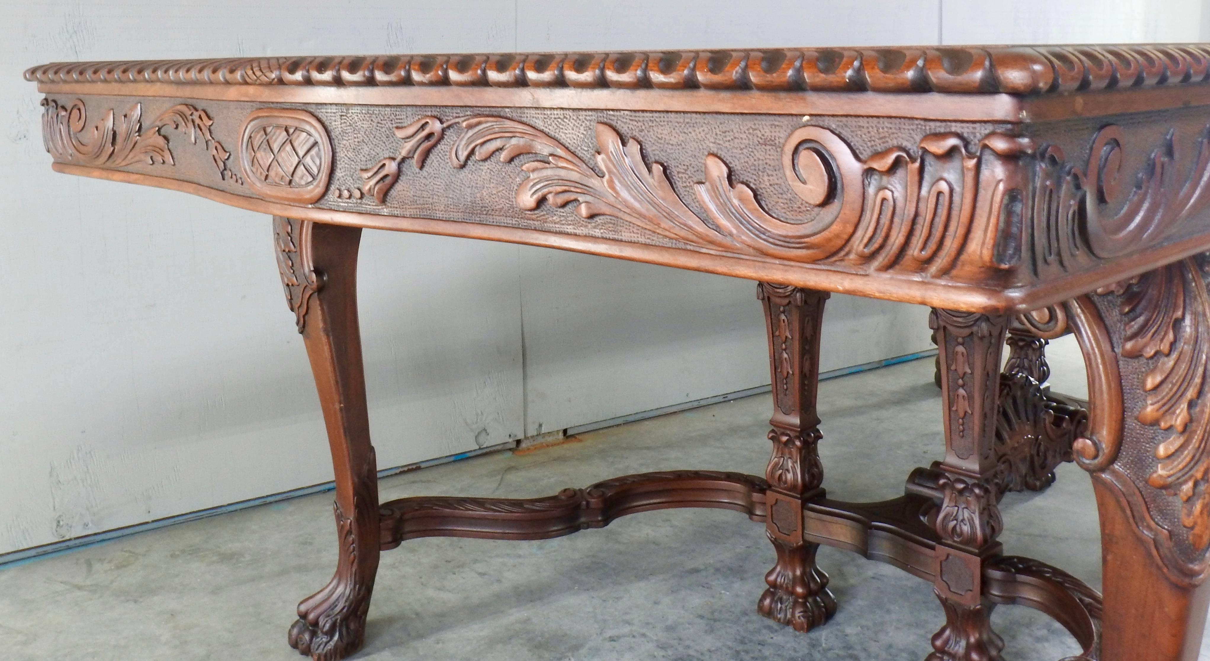 20th Century Walnut Hairy Paw Dining Table In Fair Condition For Sale In Cookeville, TN