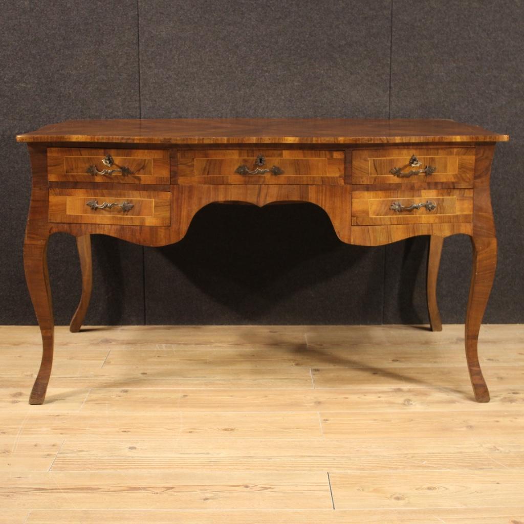 Italian writing desk from 20th century. Furniture finished for the center, of great size and impact, in walnut, maple and fruitwood. Desk equipped with 5 front drawers, 3 of which are upper complete with working lock and two keys. Wooden top in