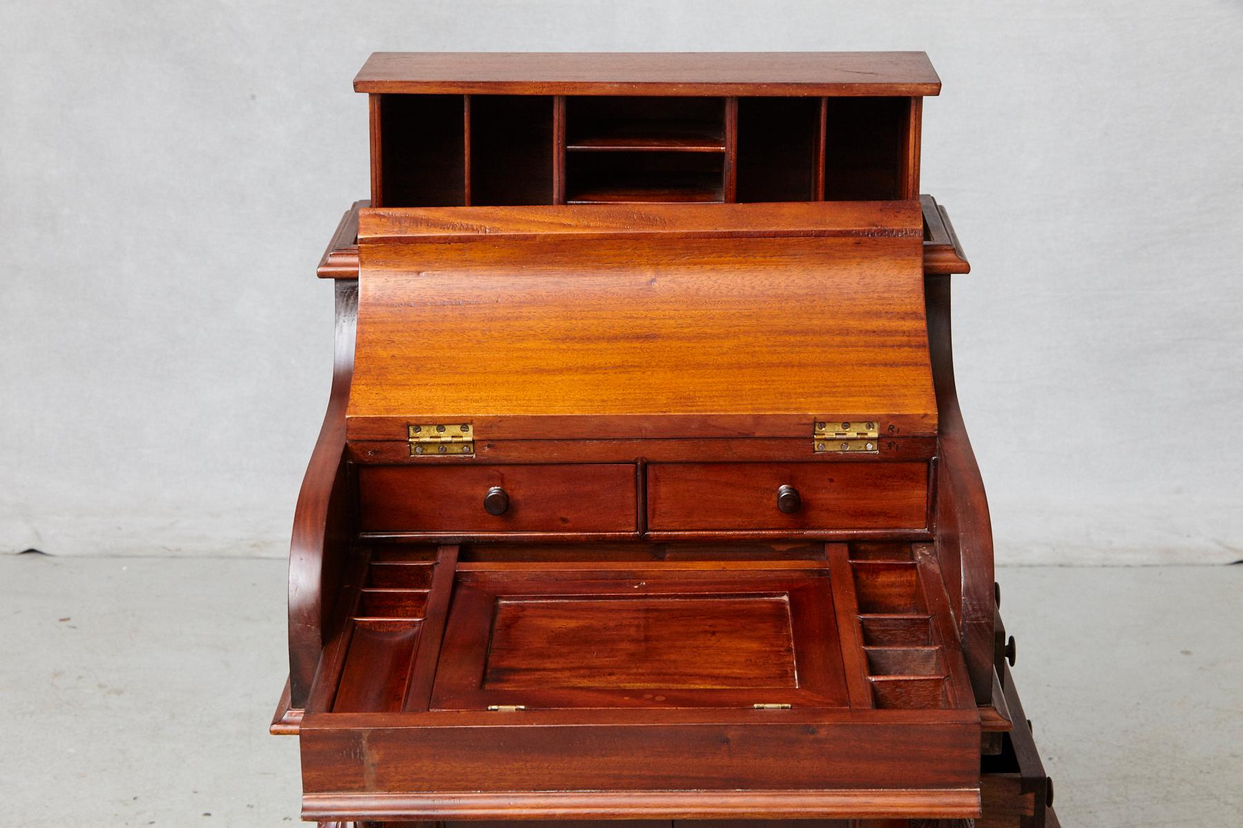 20th Century Walnut Piano Top Davenport Desk In Good Condition In Pau, FR