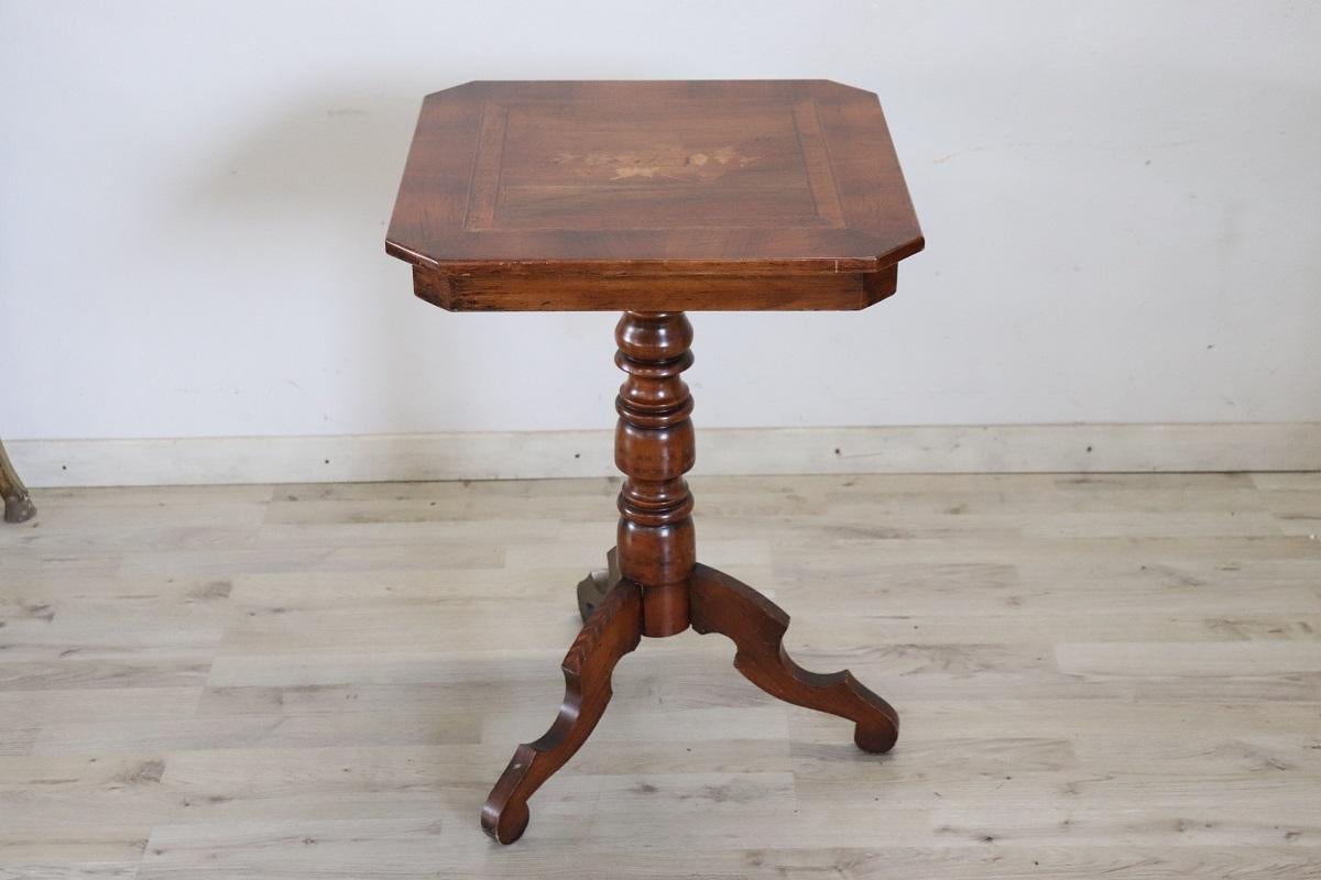20th Century Walnut Tripod Table or Pedestal Table In Good Condition For Sale In Casale Monferrato, IT