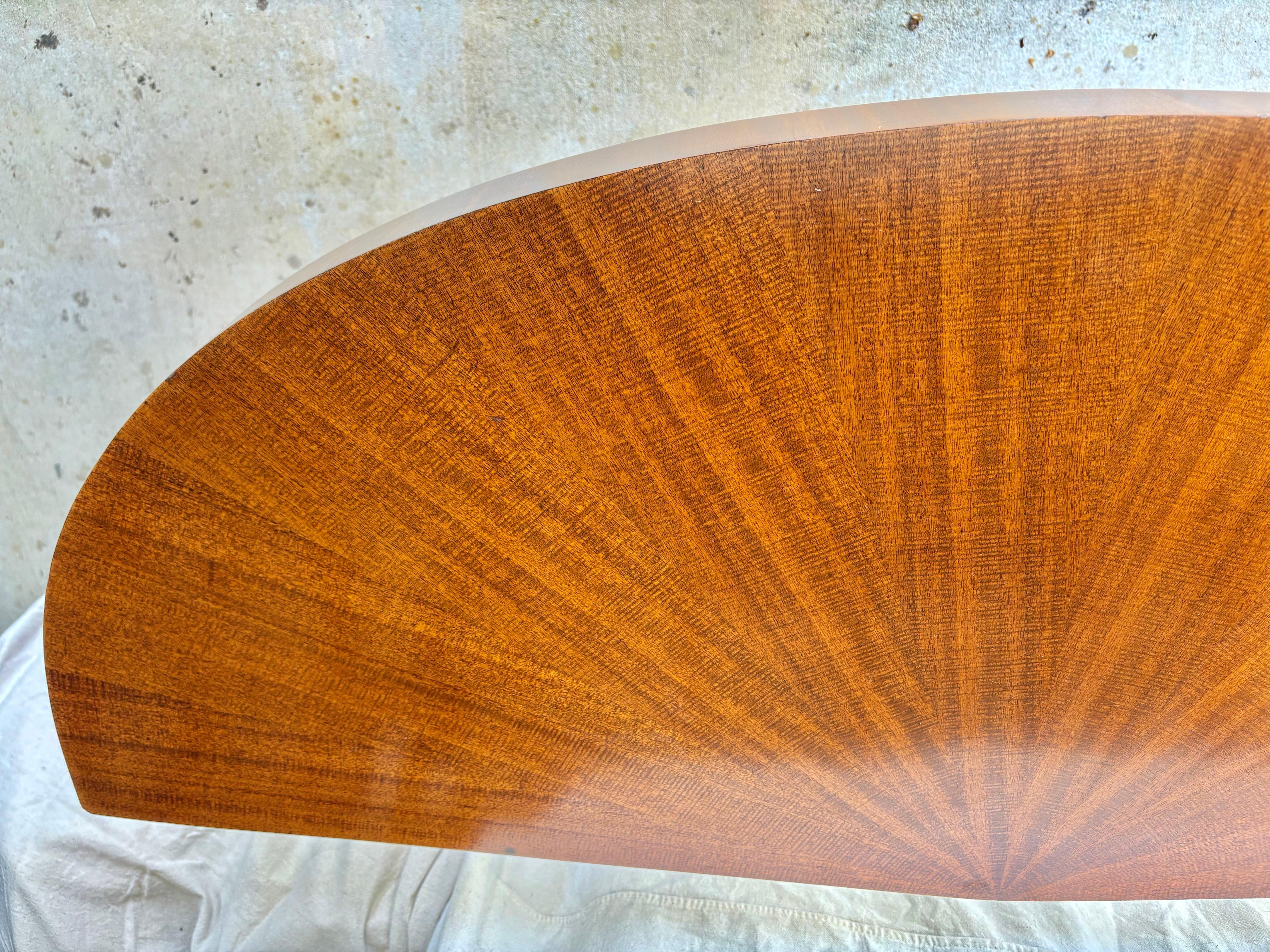 20. Jahrhundert Nussbaum Tulip Design Demi Lune Konsolentische - Ein Paar im Angebot 7