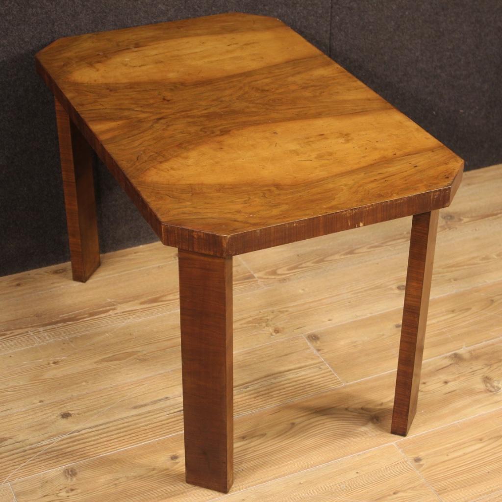 Italienischer Couchtisch aus Nussbaumholz im Art-déco-Stil des 20. Jahrhunderts, 1950 im Angebot 2