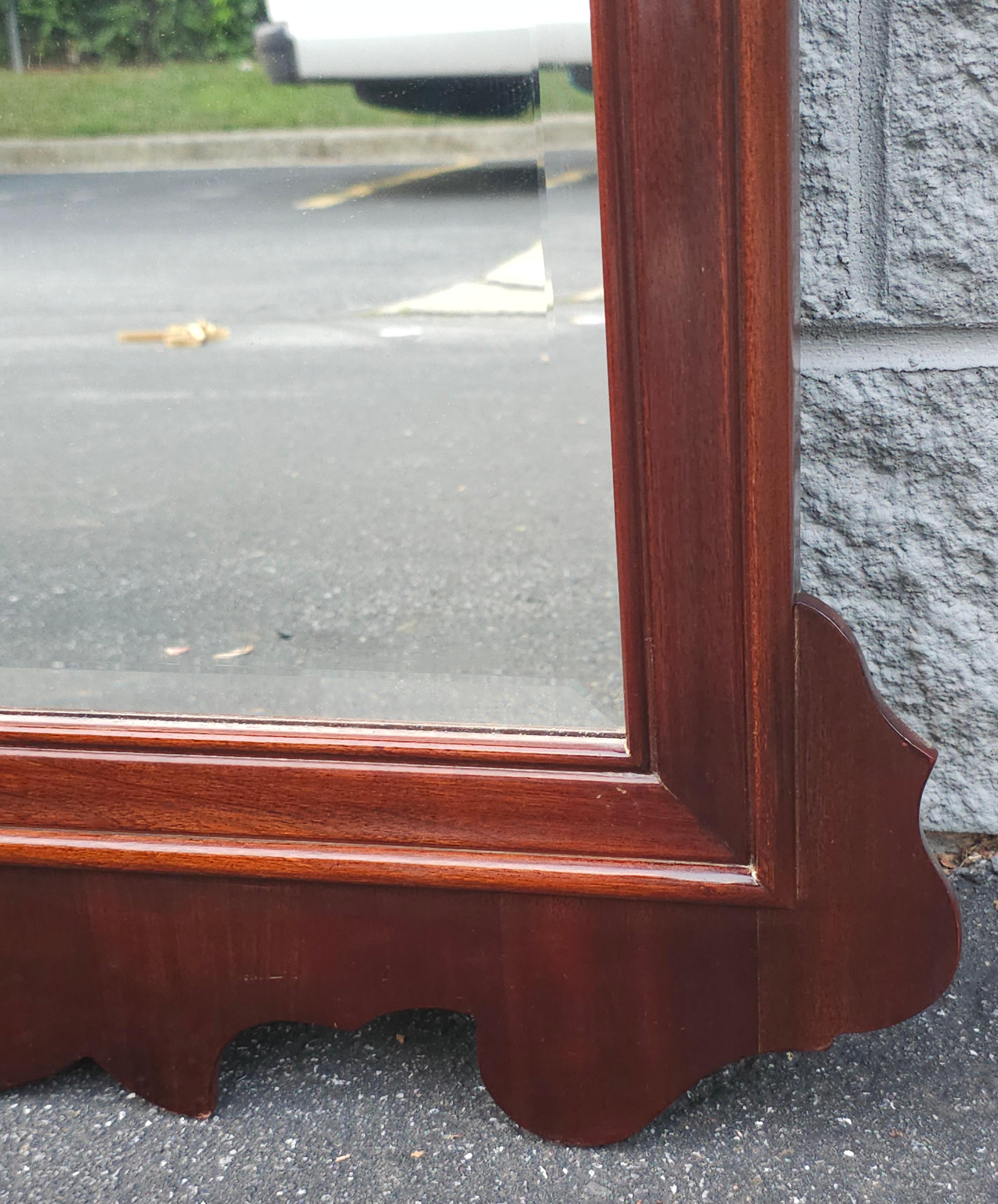 Miroir Chippendale de Wellington Hall du 20e siècle en acajou massif d'Oxford Bon état - En vente à Germantown, MD