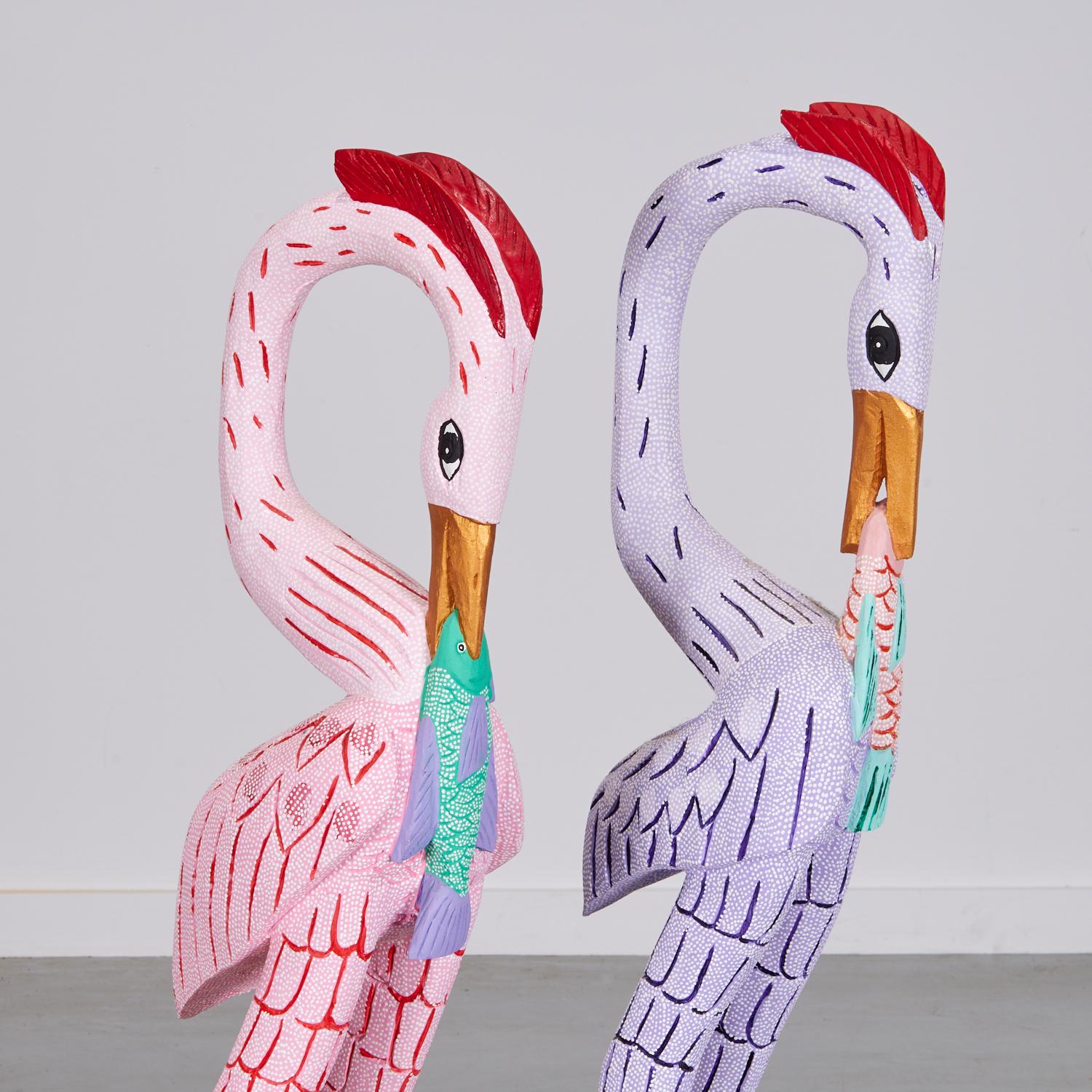 Skurriles Paar großer geschnitzter und bemalter Flamingos aus Holz, 20. Jahrhundert (Volkskunst) im Angebot