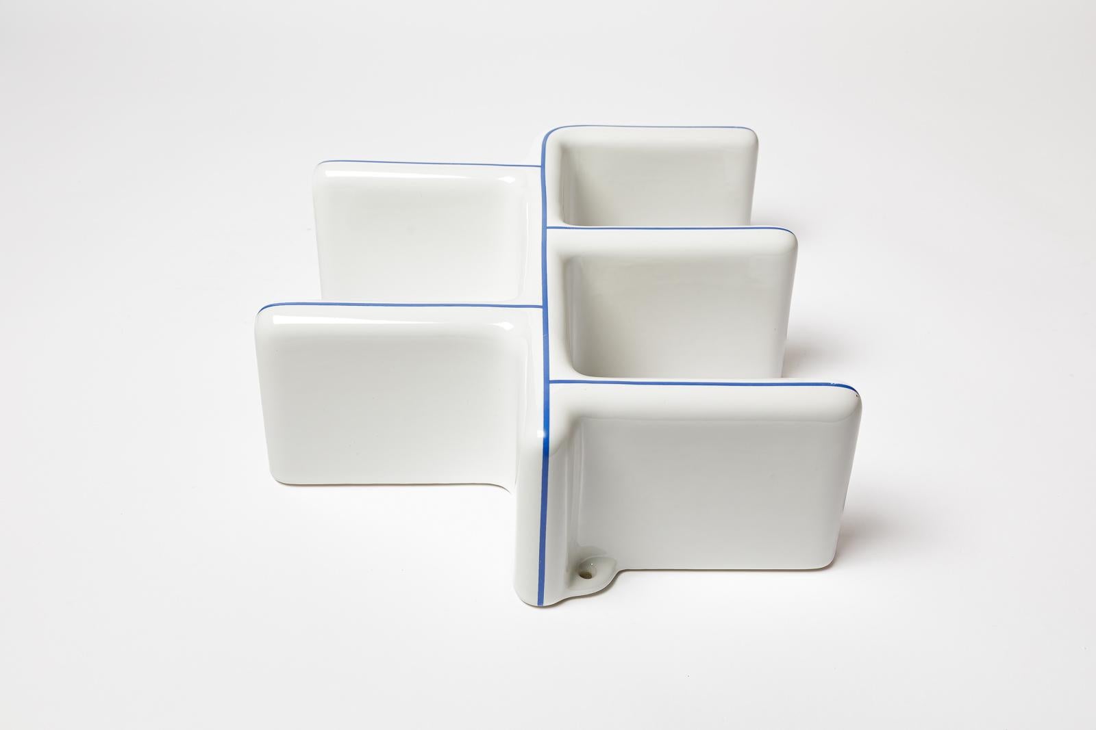 Mid-Century moderno Mensola da parete modulare in porcellana del XX secolo, design bianco e blu 1970 in vendita