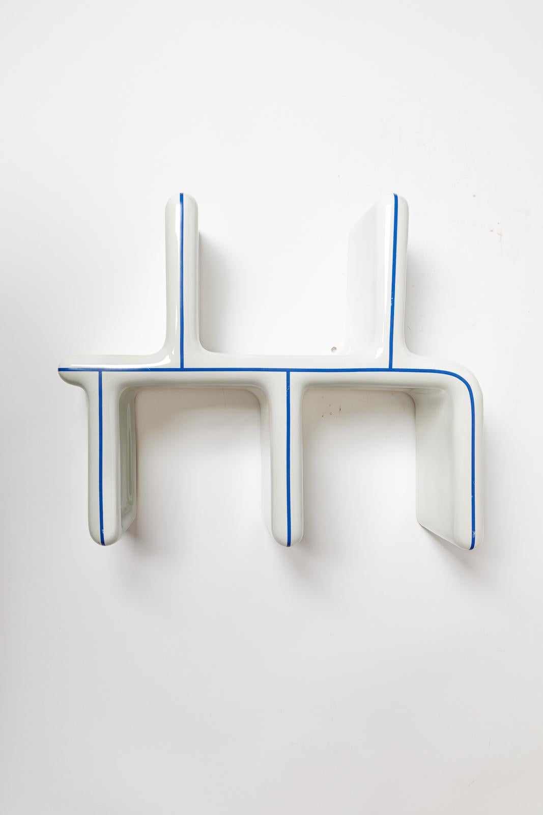 Mensola da parete modulare in porcellana del XX secolo, design bianco e blu 1970 in vendita 2