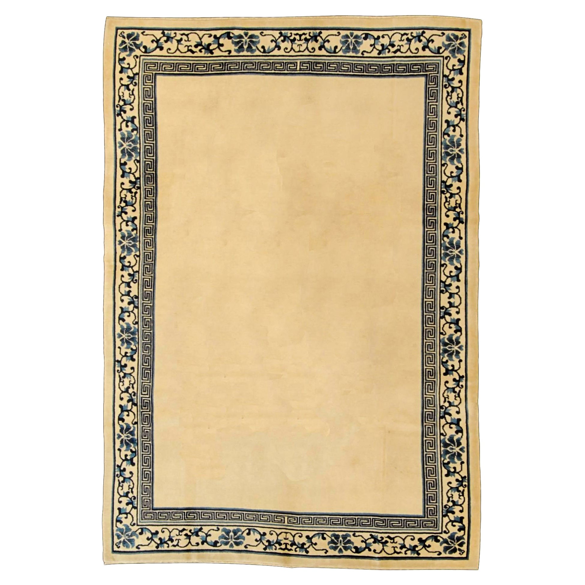 Tapis chinois pékinois du 20ème siècle à bordure de fleurs blanches et bleues représentant un champ d'empereurs, 1970 en vente