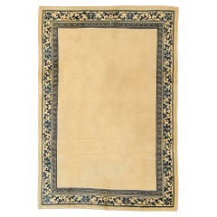 Tapis chinois pékinois du 20ème siècle à bordure de fleurs blanches et bleues représentant un champ d'empereurs, 1970