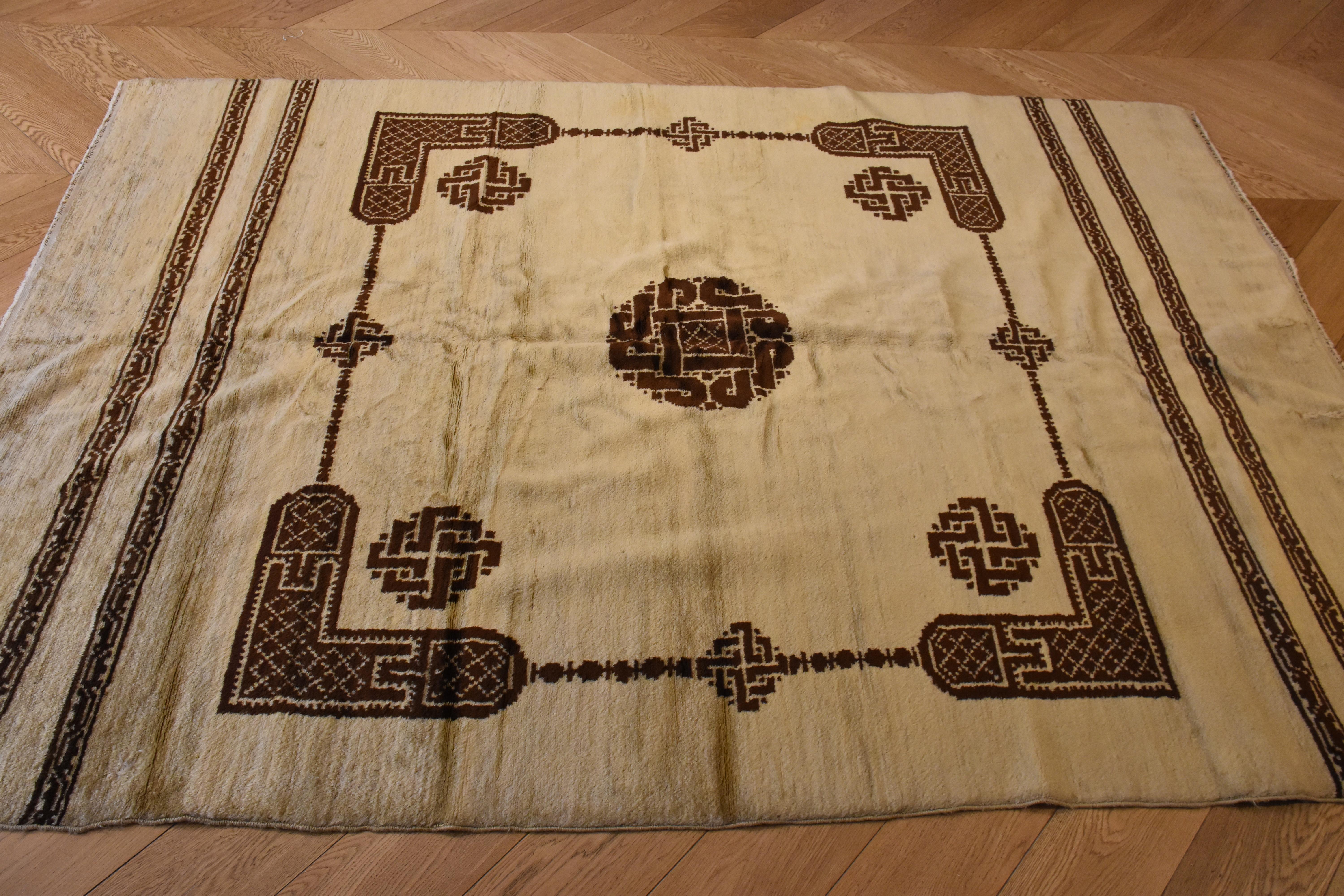 Carpet in natural knotted wool with symmetrical knot, handicraft production of North Africa.
The design of this rug reproduces a late Roman (Coptic) fabric. The drawing refers to very ancient concepts. This is the model of an ancient concept of the