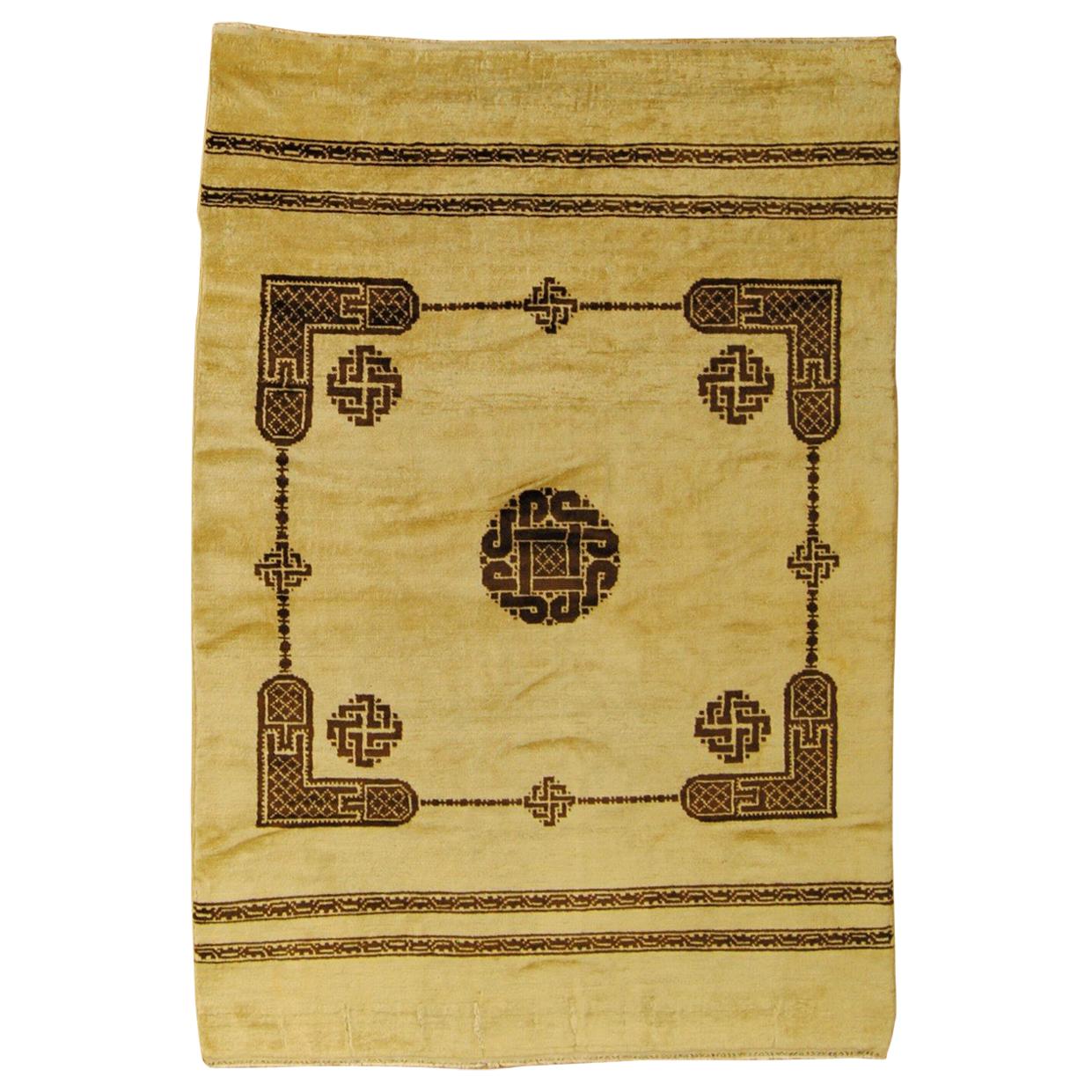 Weißer und brauner nordafrikanischer Teppich im römischen Kupferdesign des 20. Jahrhunderts, um 1900 im Angebot