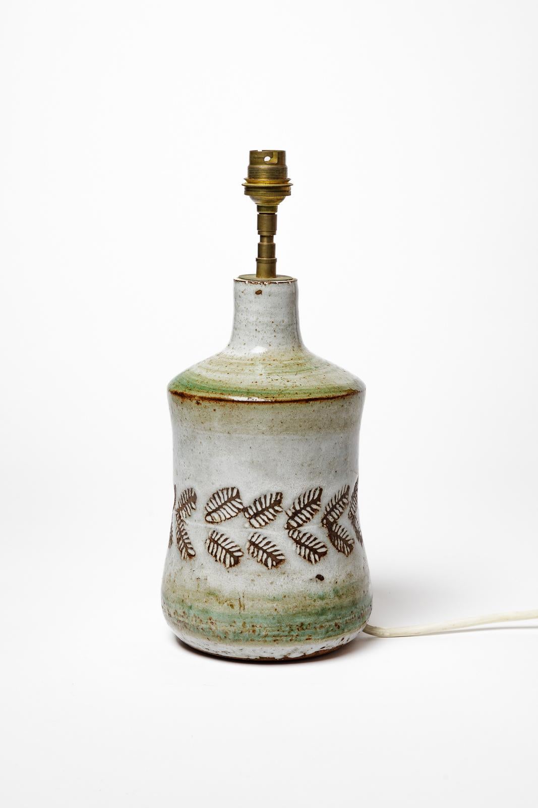 Albert Thiry

Realised in Vallauris 

Circa 1950

Signed under the base

20th mid centuryd esign white and green ceramic table lamp by Albert Thiry

Original perfect condition

electrical system is ok

Ceramic height 25 cm
Large 13 cm
Total height
