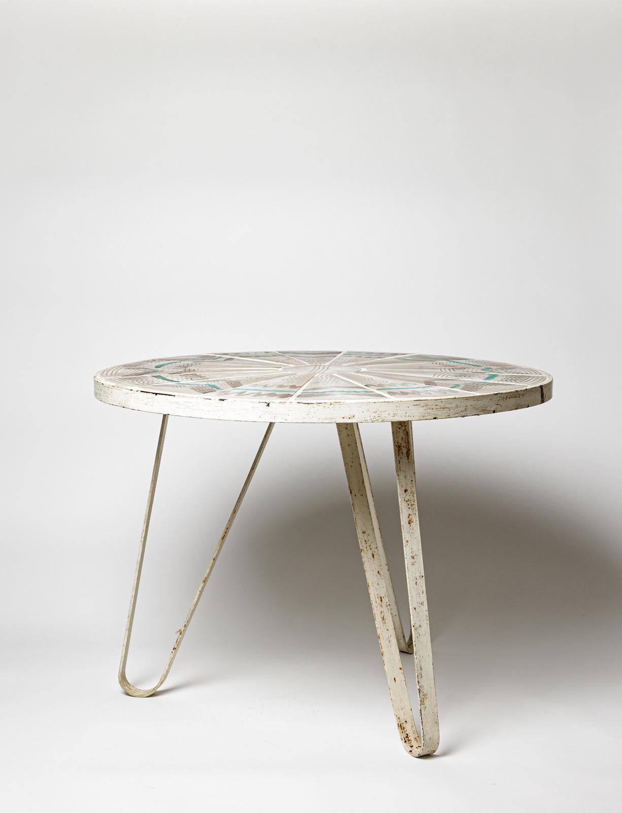 Jean Austruy

Réalisé vers 1960

Pièce unique en céramique

Table basse de salon ou de canapé design du 20e siècle 

original en bon état

les pieds en métal sont dans leur peinture ogirine en état vintage
Pieds amovibles

Les céramiques sont en