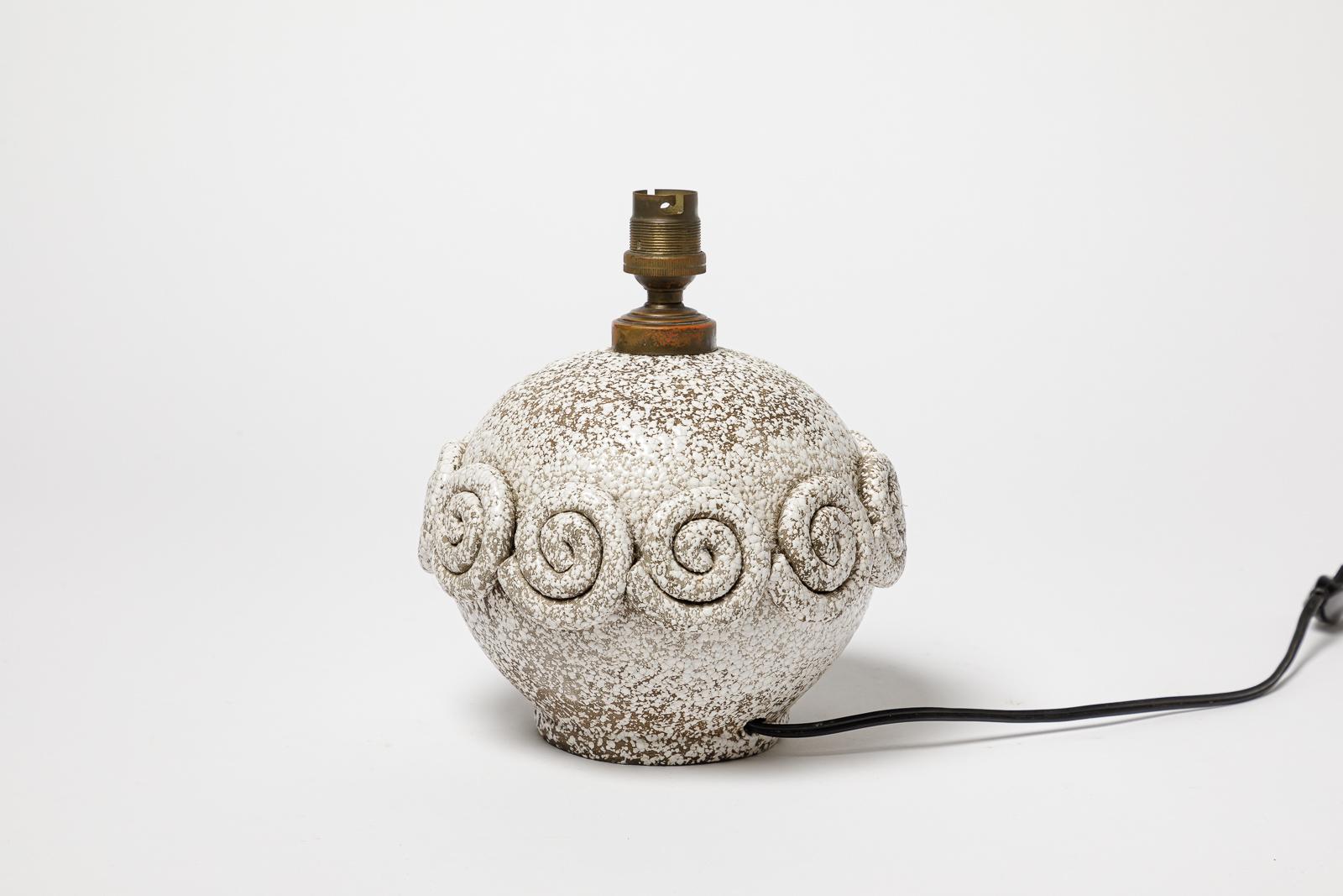 Art déco Lampe de table art déco en céramique blanche et grise du 20e siècle, style Jean Besnard en vente