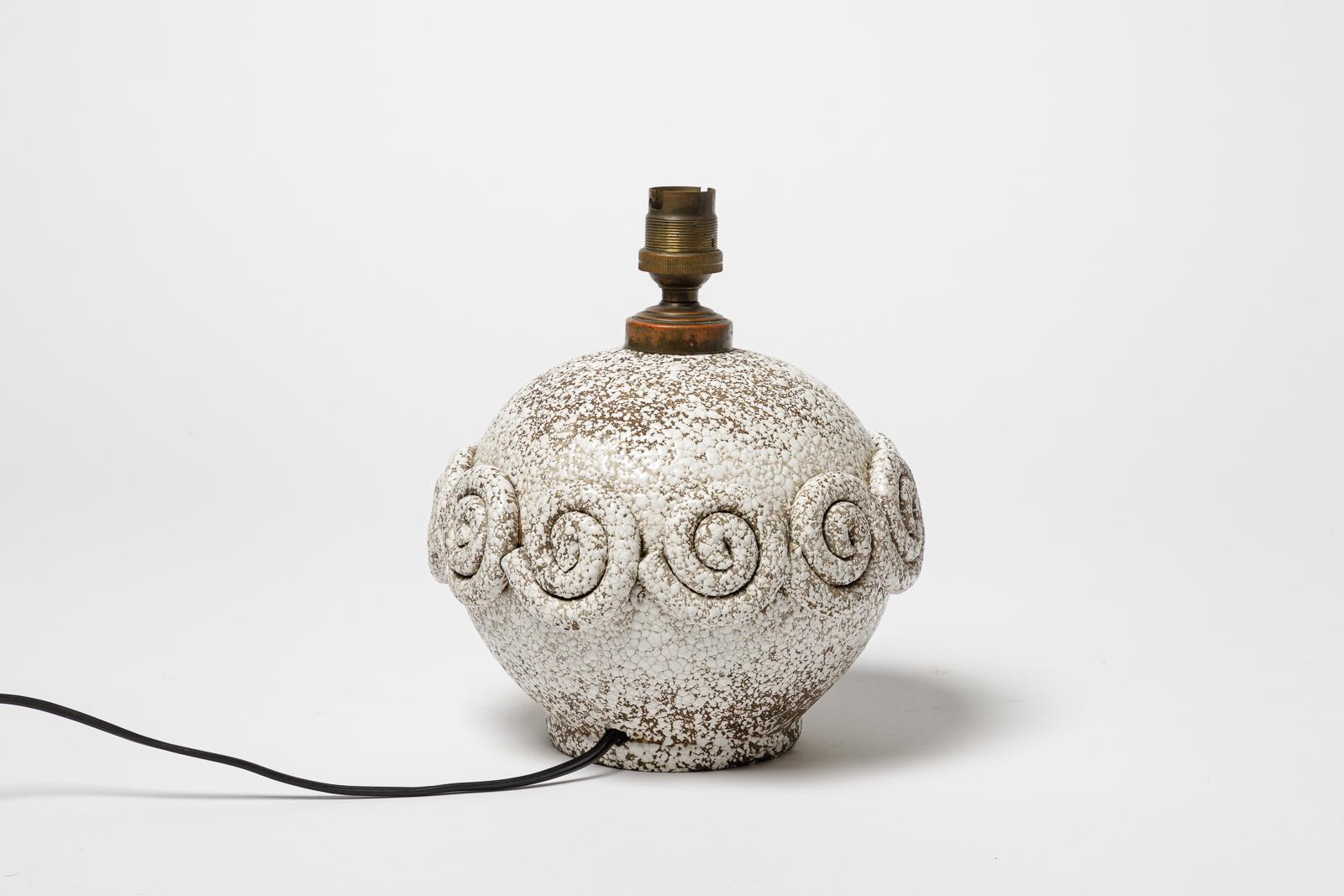 Français Lampe de table art déco en céramique blanche et grise du 20e siècle, style Jean Besnard en vente