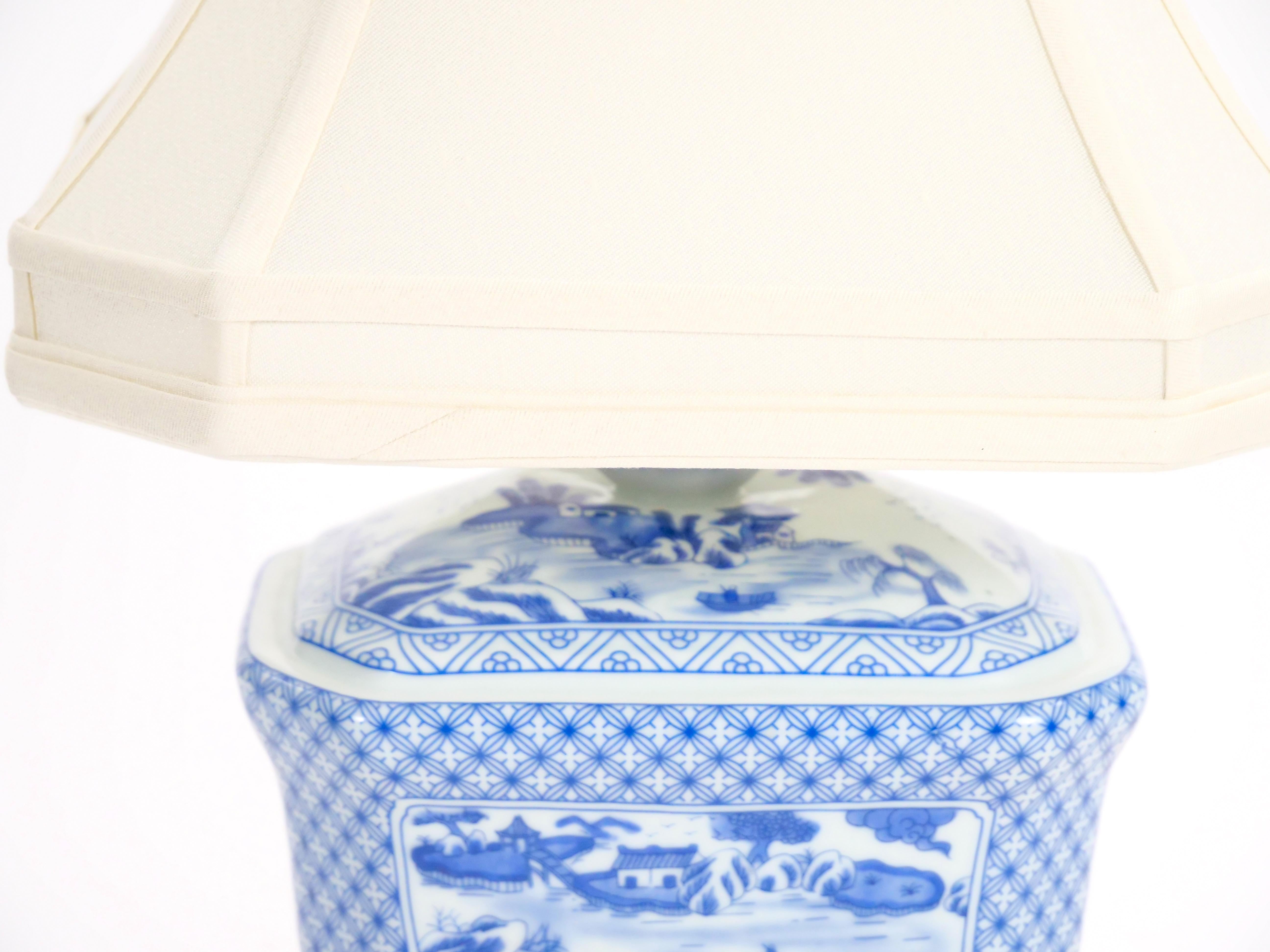 Petite lampe de bureau du 20ème siècle en porcelaine blanche/bleu avec base en bois peint en or doré en vente 3