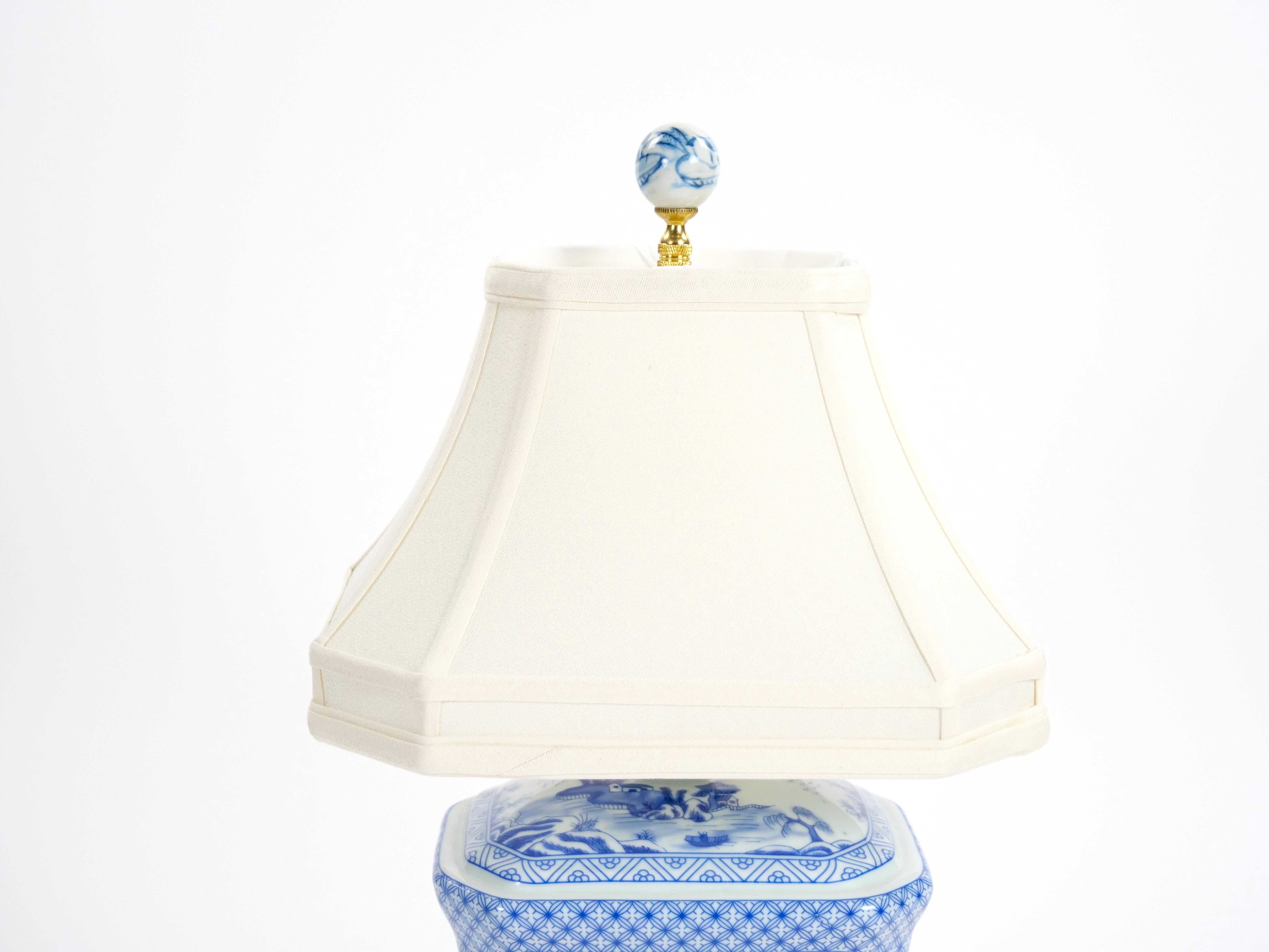 Petite lampe de bureau du 20ème siècle en porcelaine blanche/bleu avec base en bois peint en or doré en vente 4