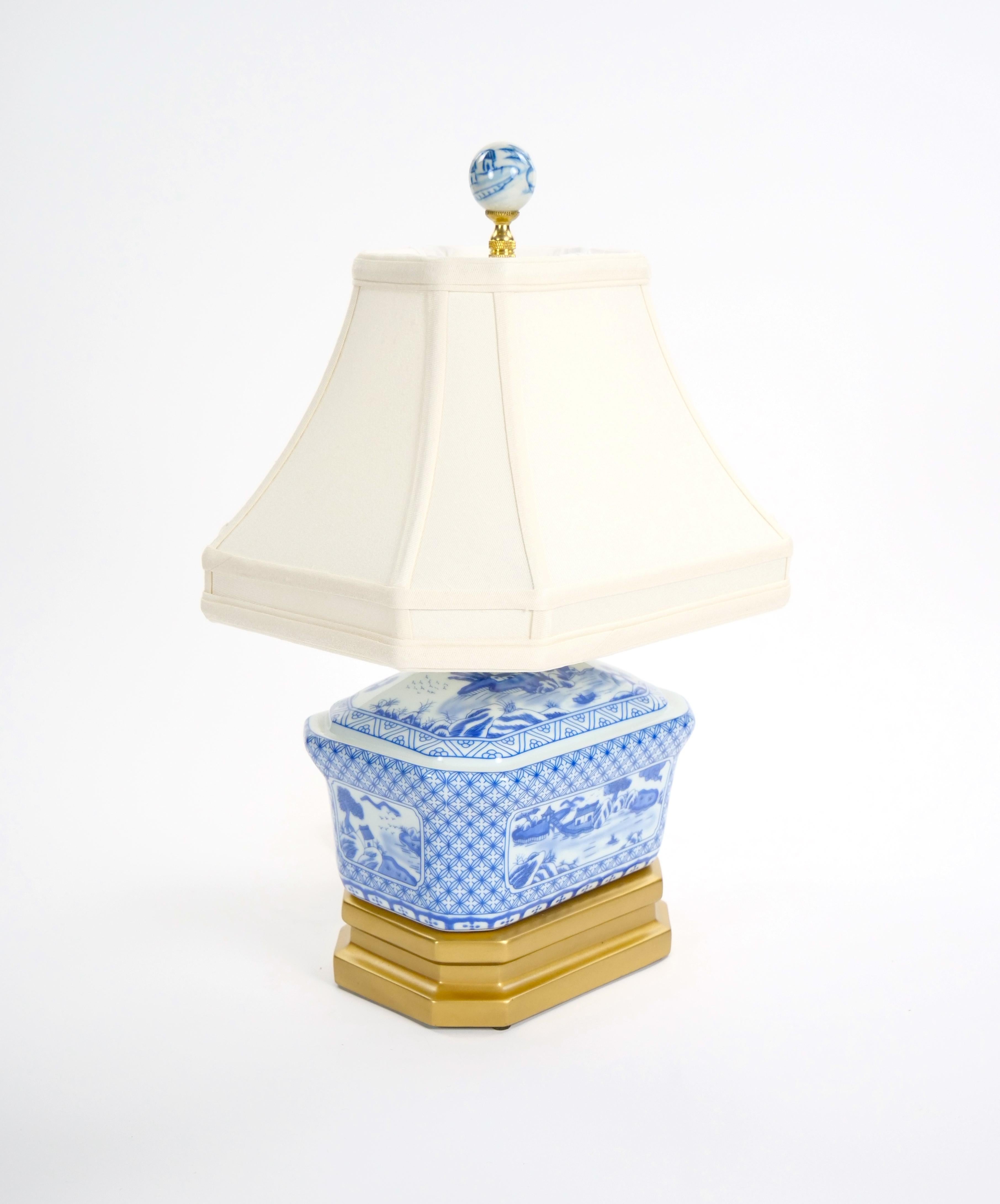 Petite lampe de bureau du 20ème siècle en porcelaine blanche/bleu avec base en bois peint en or doré en vente 6