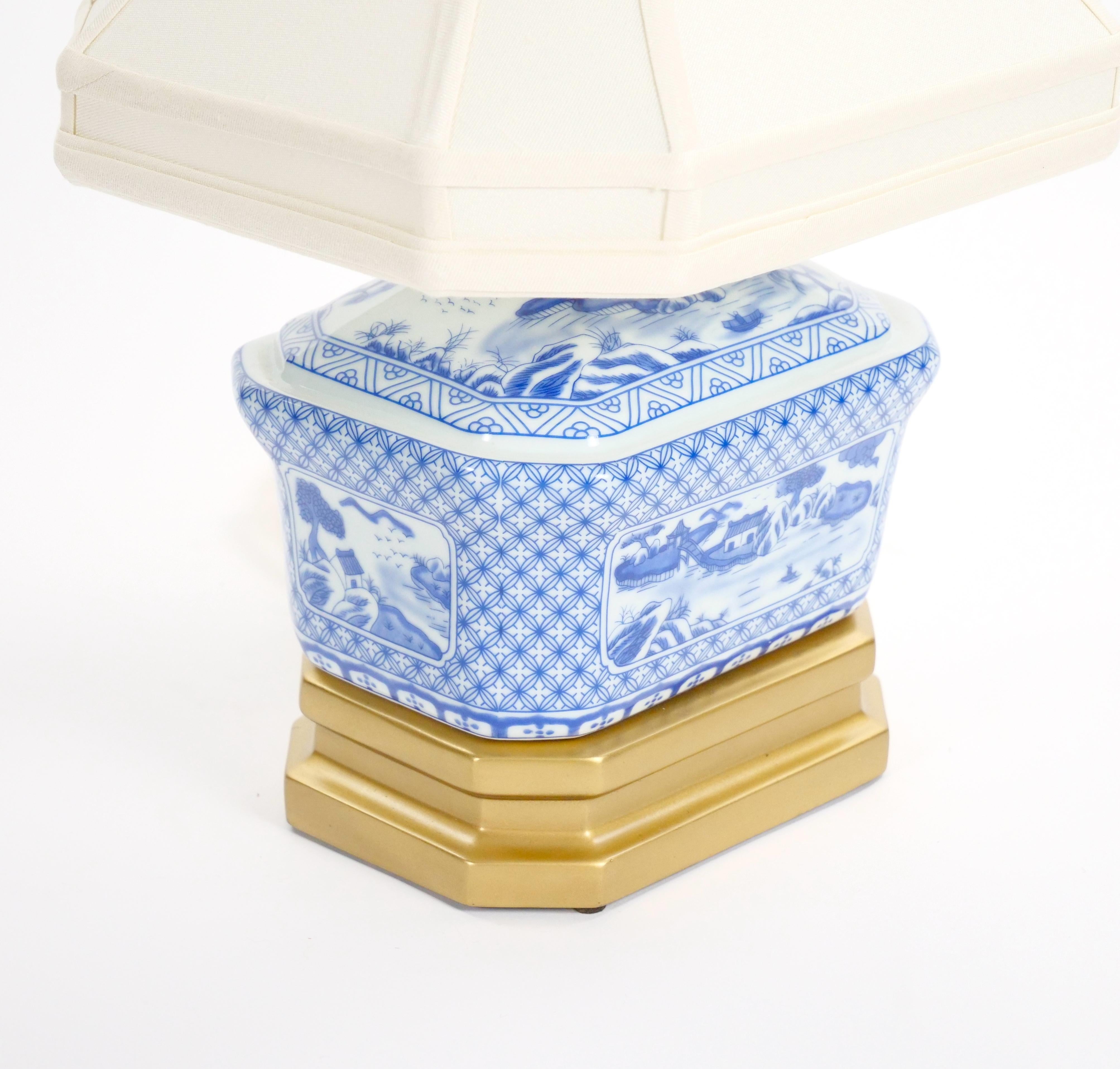 Petite lampe de bureau du 20ème siècle en porcelaine blanche/bleu avec base en bois peint en or doré en vente 7