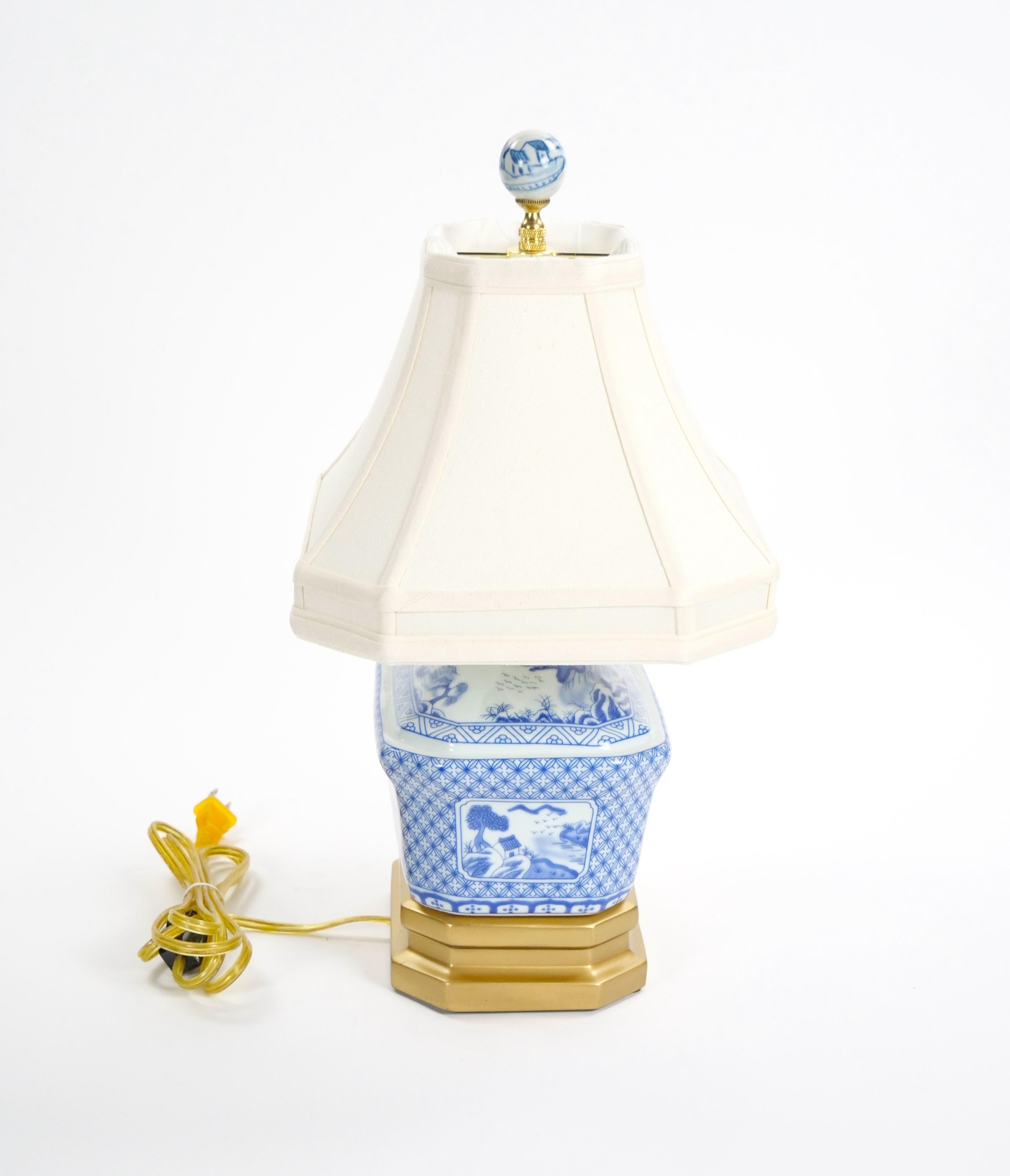 Petite lampe de bureau du 20ème siècle en porcelaine blanche/bleu avec base en bois peint en or doré en vente 8
