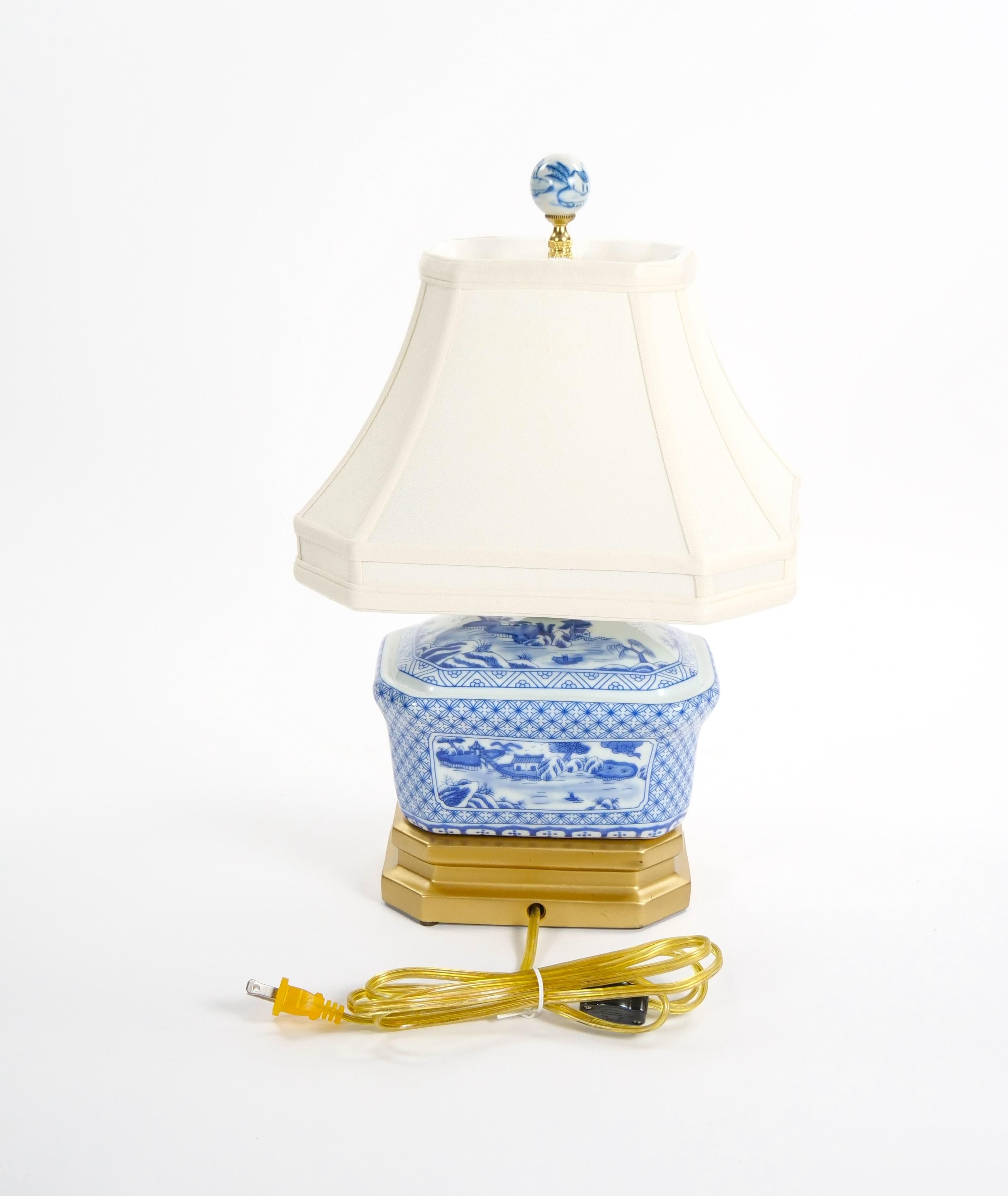 Petite lampe de bureau du 20ème siècle en porcelaine blanche/bleu avec base en bois peint en or doré en vente 9