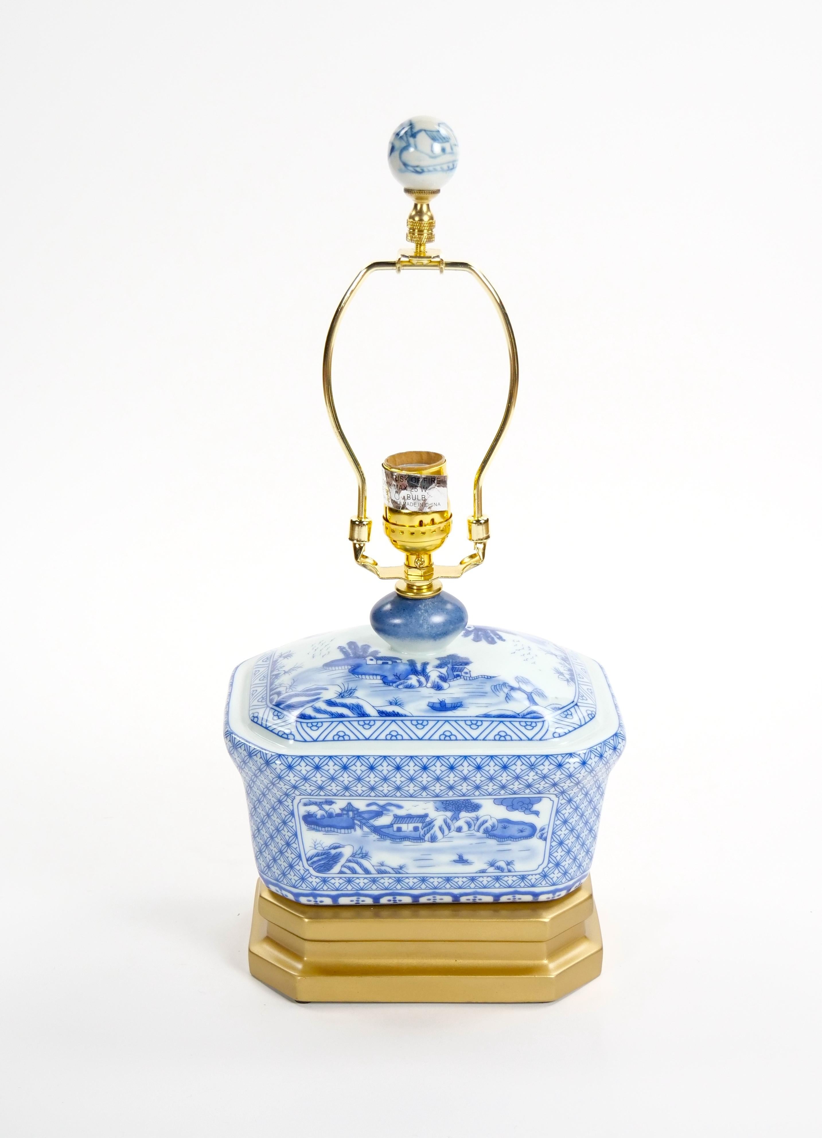 Petite lampe de bureau du 20ème siècle en porcelaine blanche/bleu avec base en bois peint en or doré en vente 10
