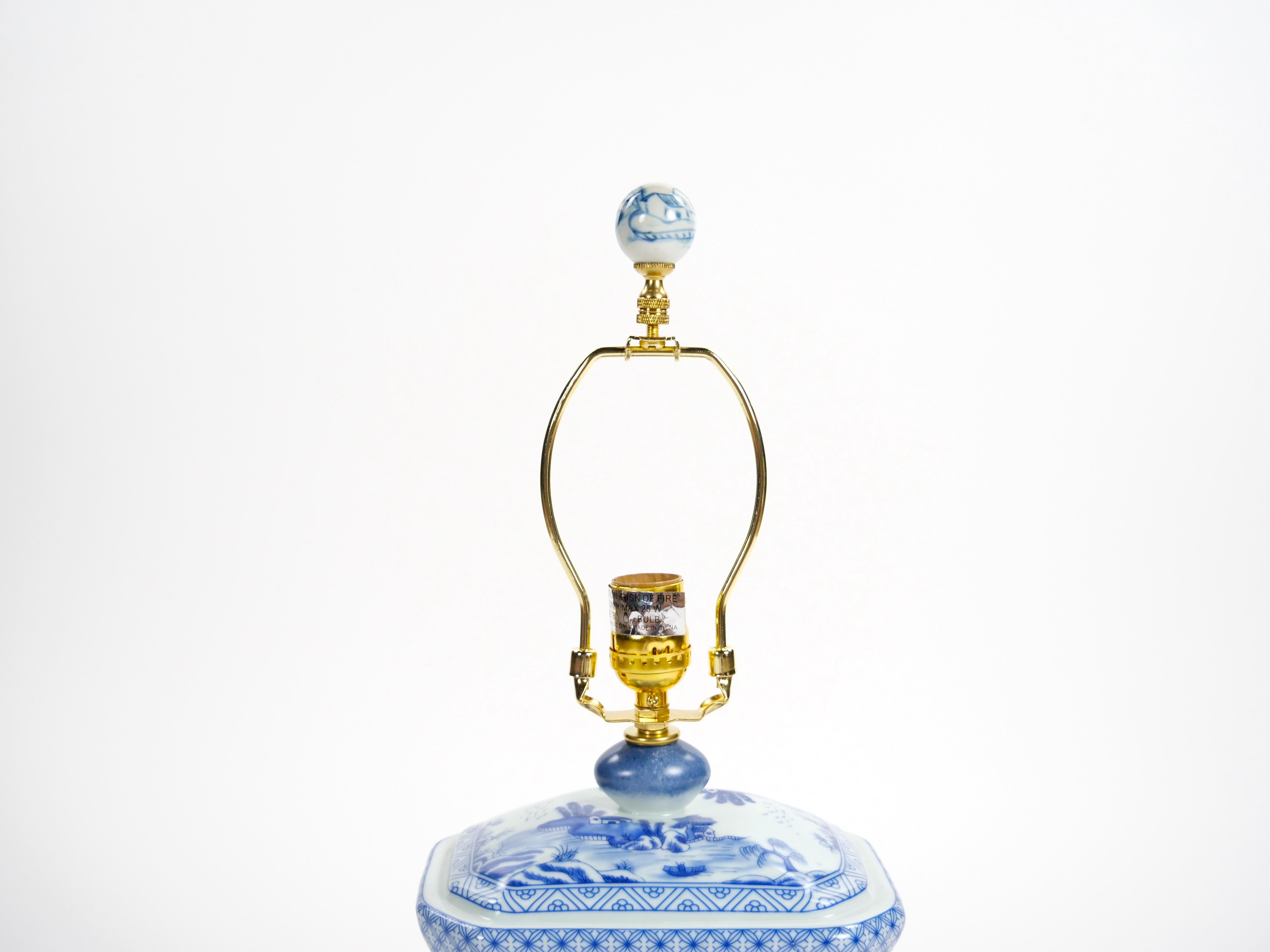 Petite lampe de bureau du 20ème siècle en porcelaine blanche/bleu avec base en bois peint en or doré en vente 11