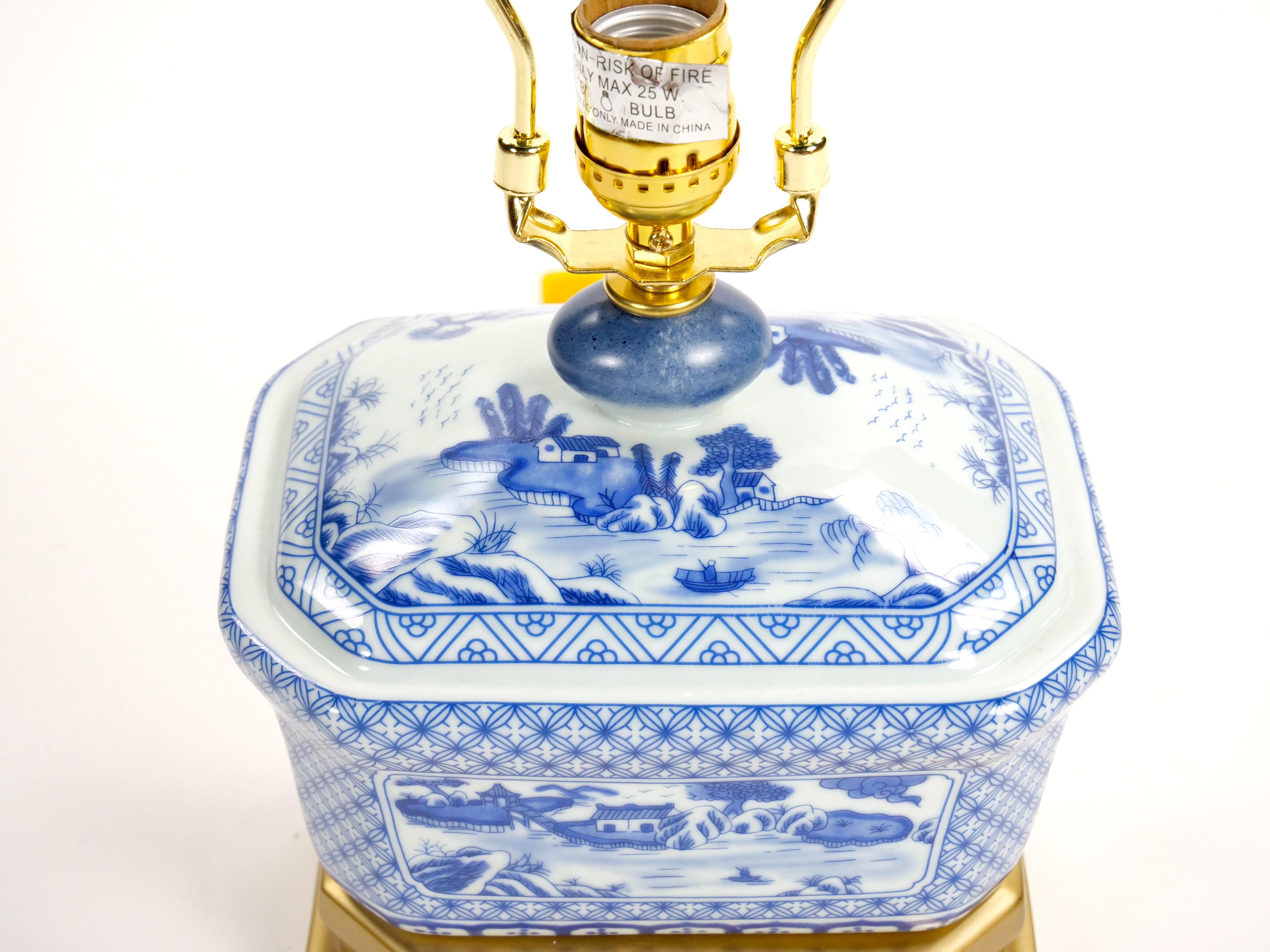 Petite lampe de bureau du 20ème siècle en porcelaine blanche/bleu avec base en bois peint en or doré en vente 12