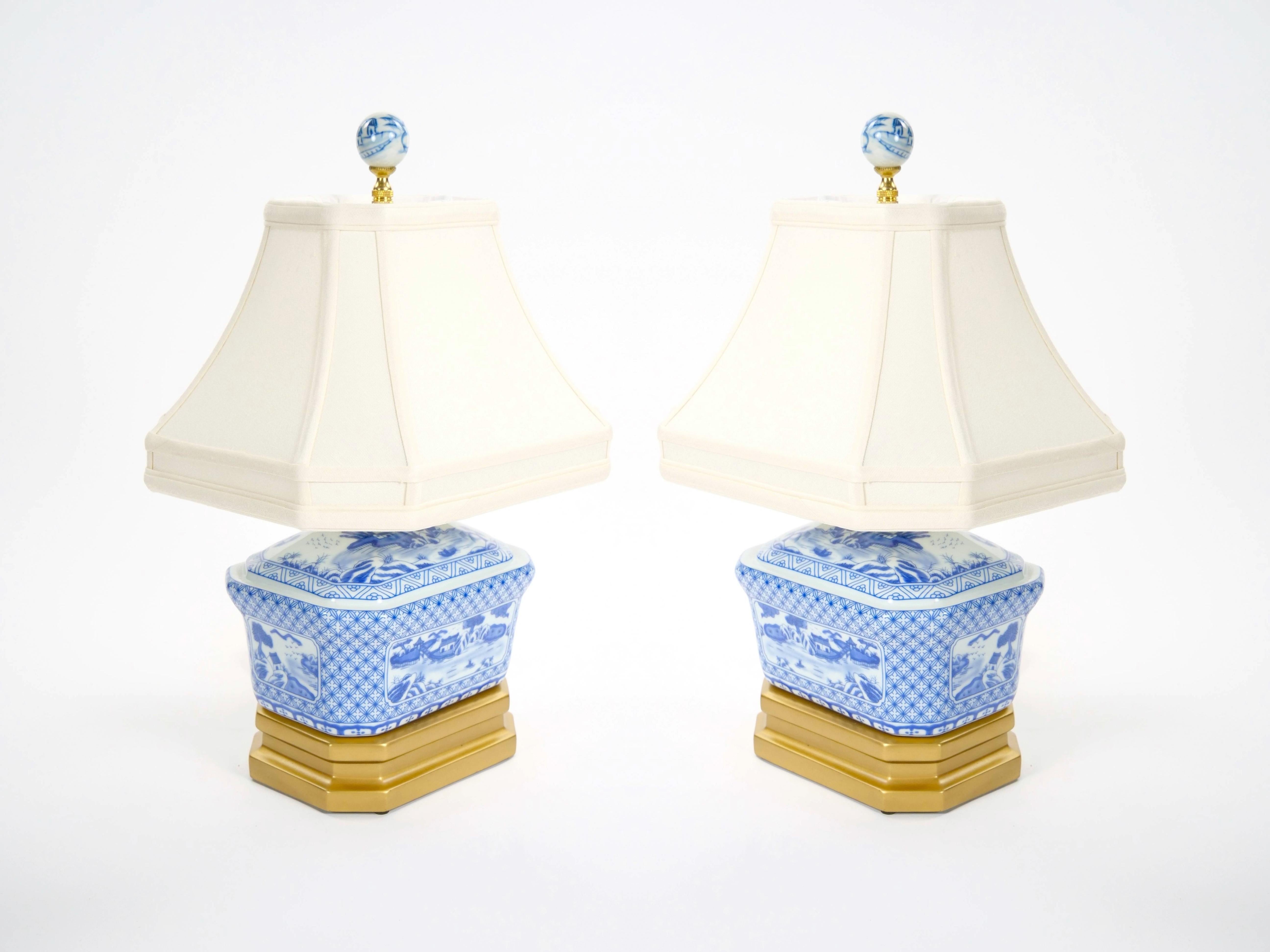 Cet élégant sol blanc du 20e siècle &...  La lampe à poser en porcelaine bleue dégage un charme et une sophistication intemporels. Avec son extérieur magnifiquement peint et ses décorations complexes inspirées de la chinoiserie, cette lampe présente