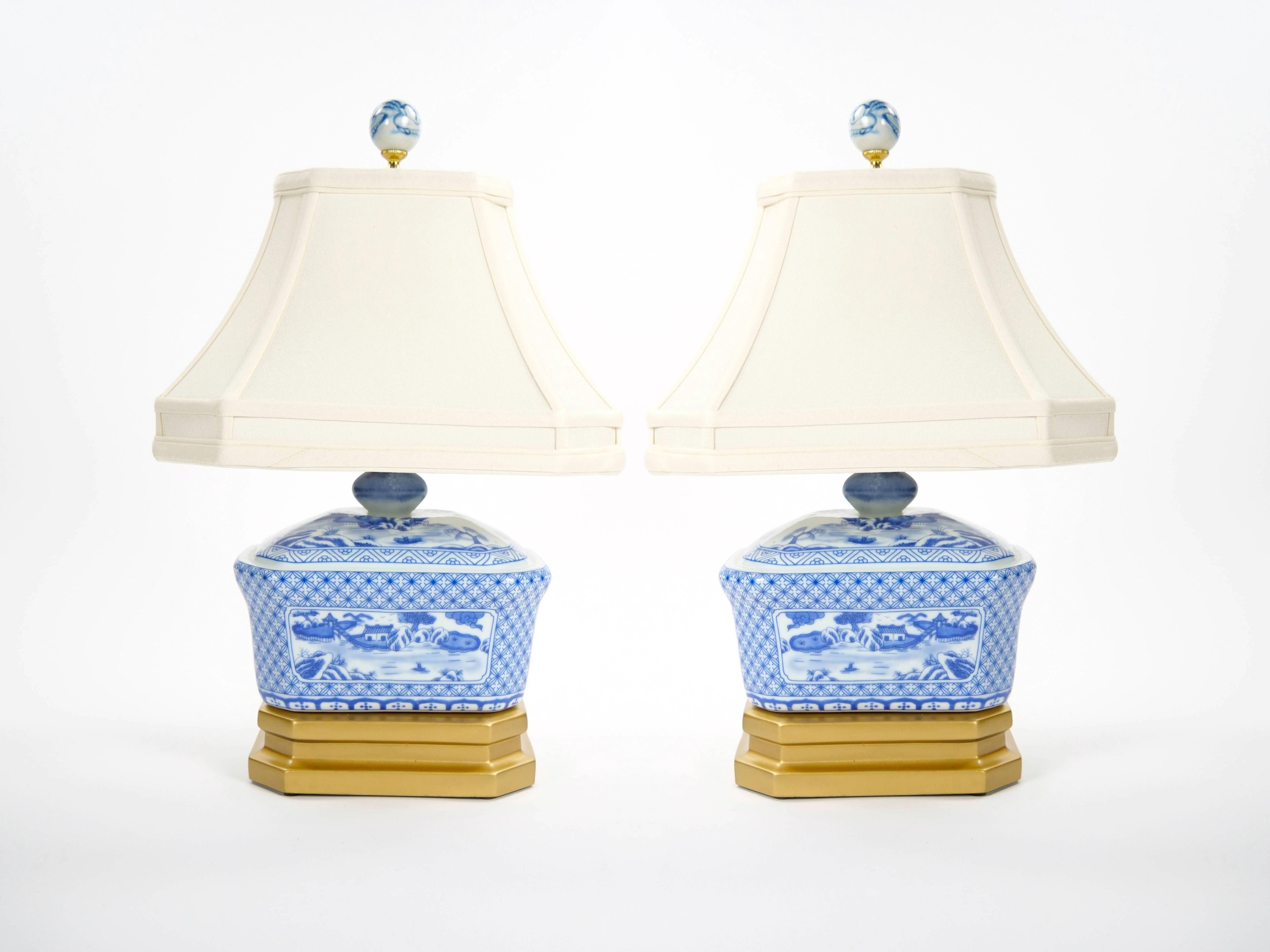 Petite lampe de bureau du 20ème siècle en porcelaine blanche/bleu avec base en bois peint en or doré en vente 13