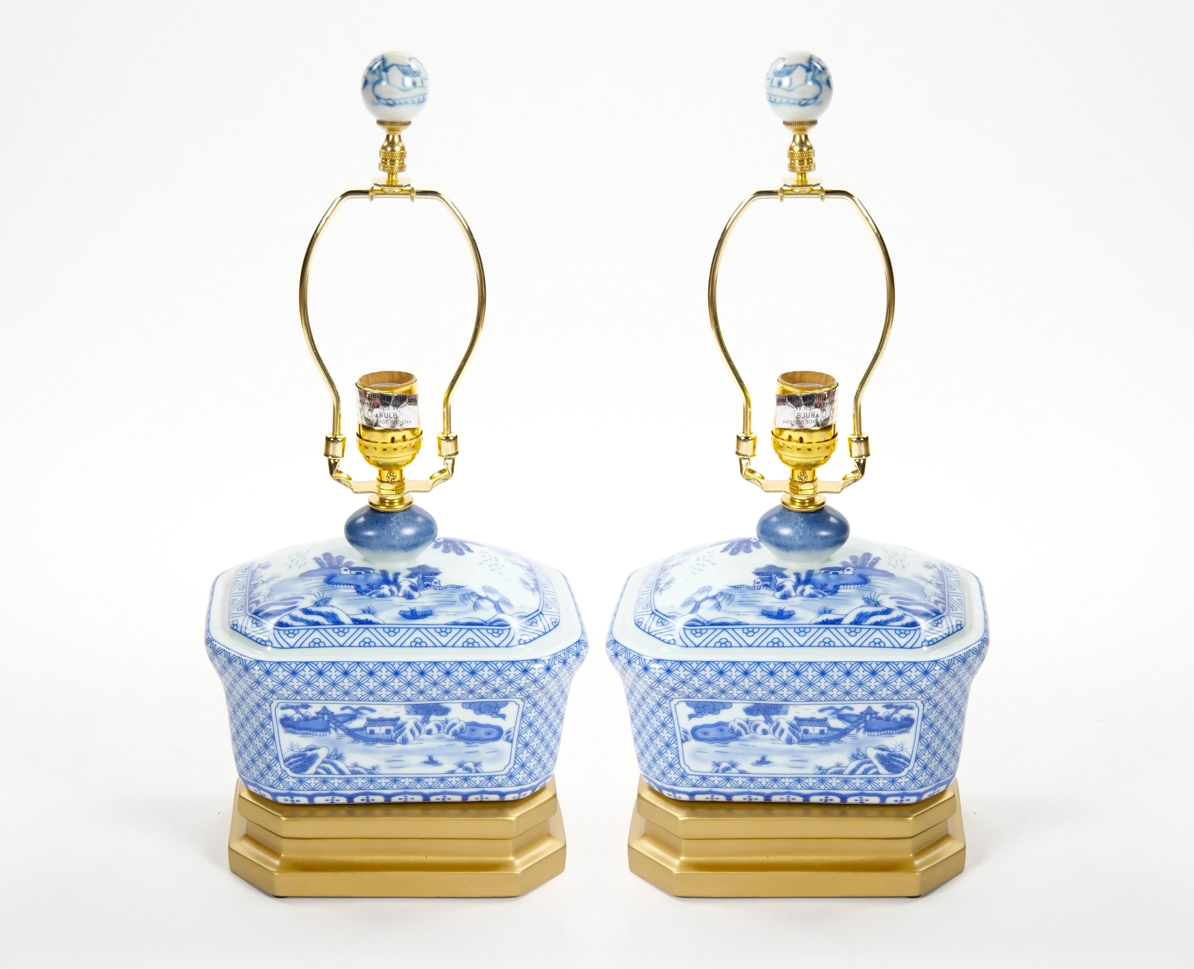 Chinoiseries Petite lampe de bureau du 20ème siècle en porcelaine blanche/bleu avec base en bois peint en or doré en vente