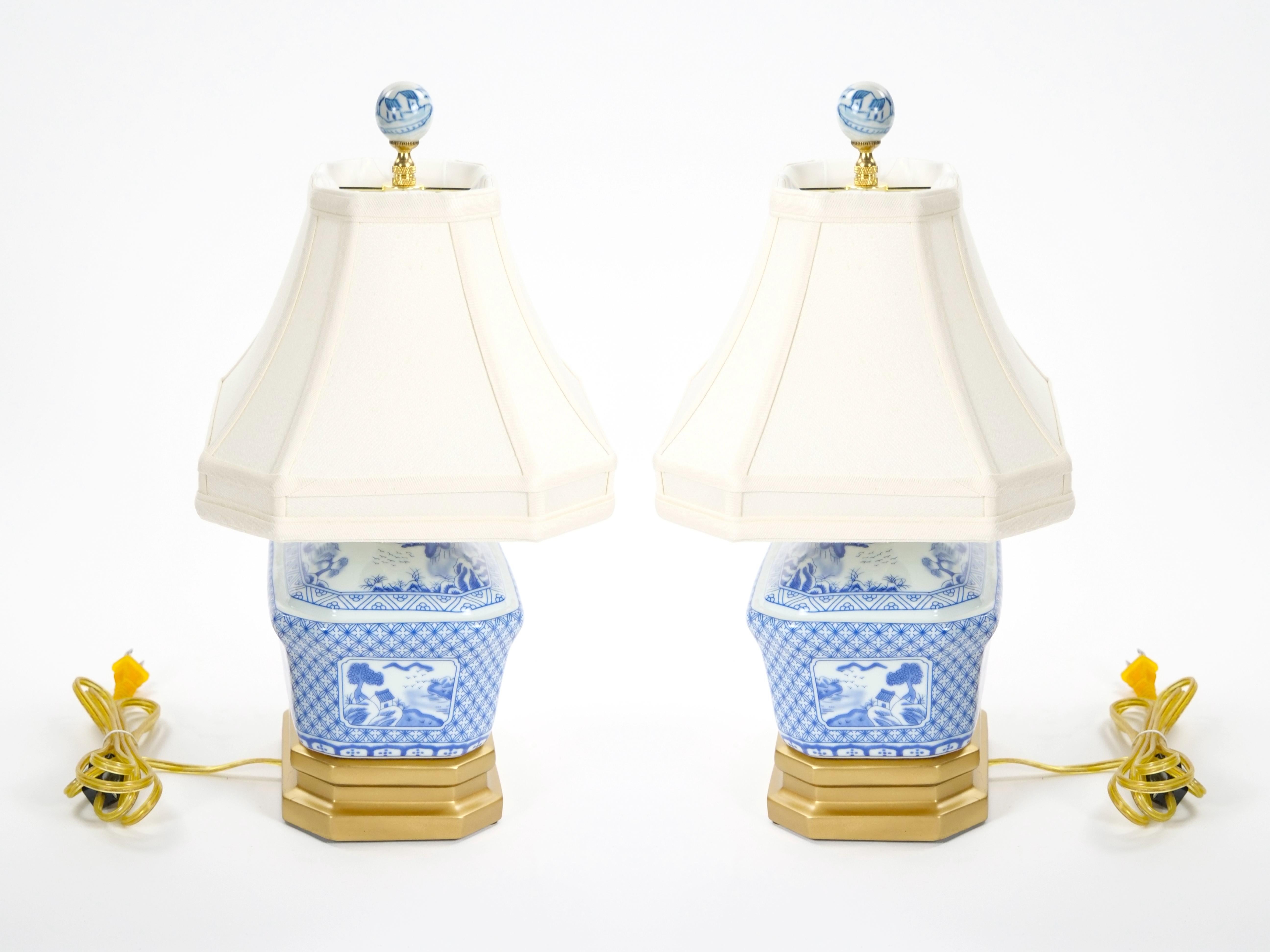 Doré Petite lampe de bureau du 20ème siècle en porcelaine blanche/bleu avec base en bois peint en or doré en vente