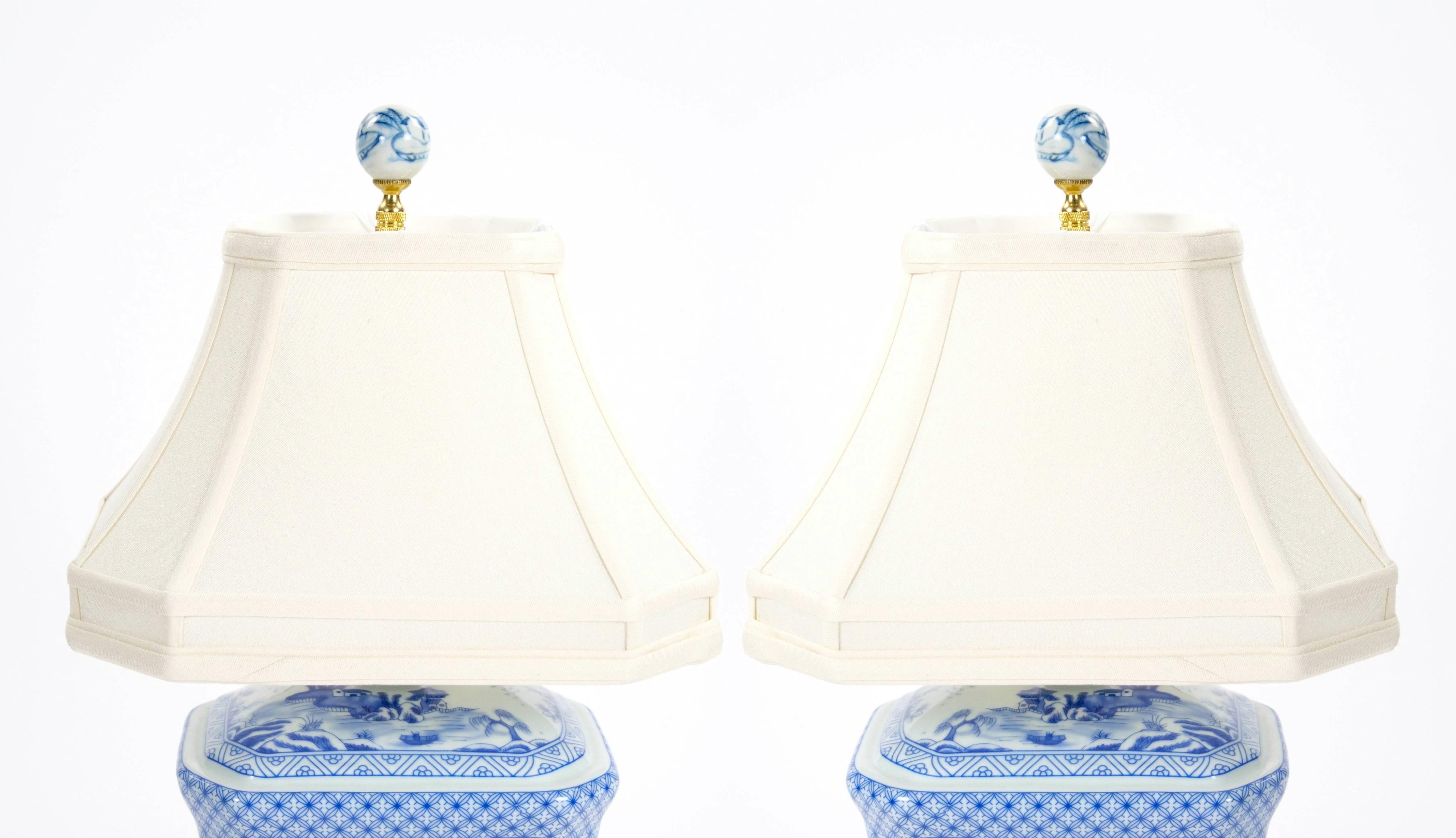 Petite lampe de bureau du 20ème siècle en porcelaine blanche/bleu avec base en bois peint en or doré Bon état - En vente à Tarry Town, NY