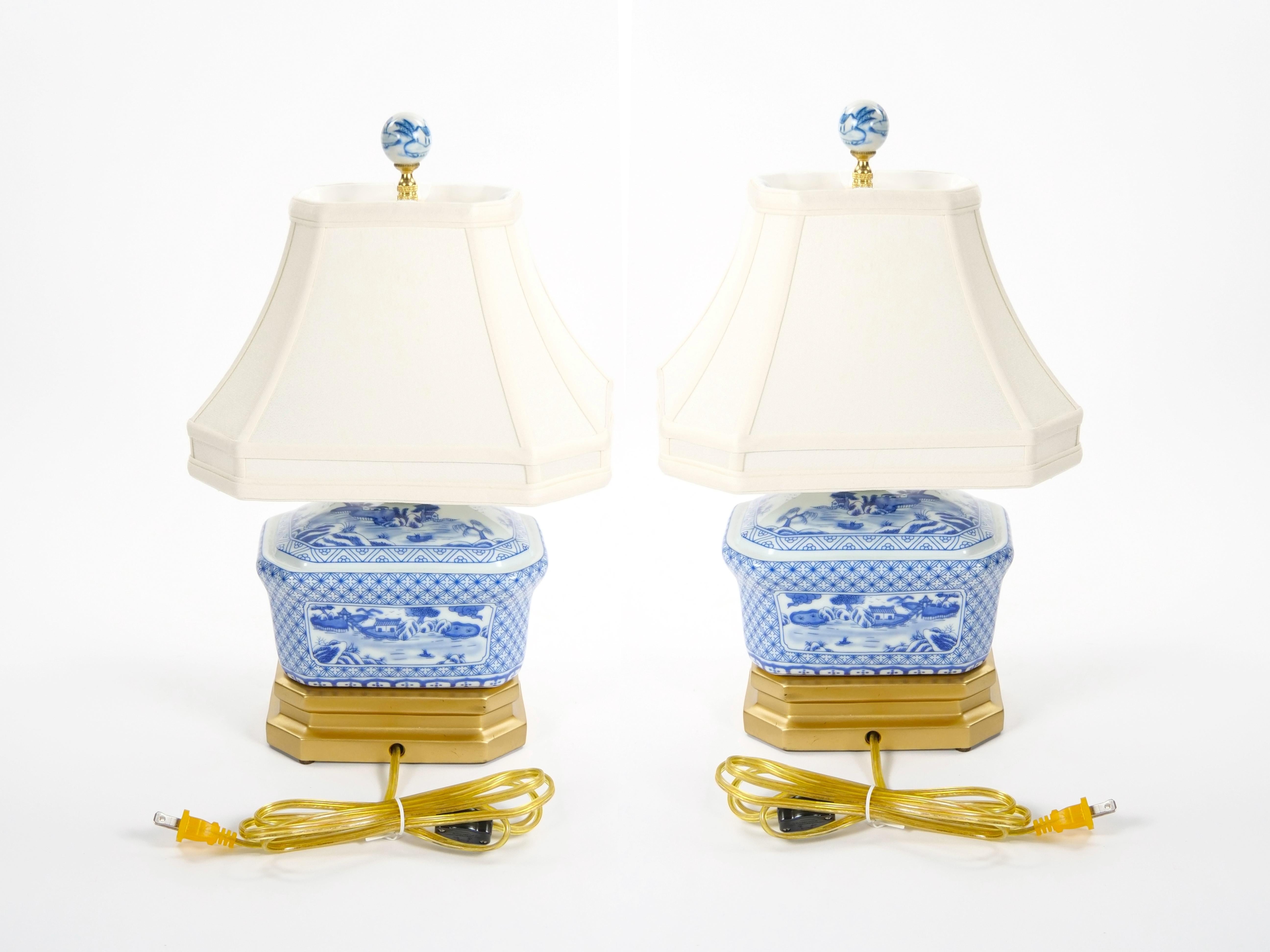 20ième siècle Petite lampe de bureau du 20ème siècle en porcelaine blanche/bleu avec base en bois peint en or doré en vente
