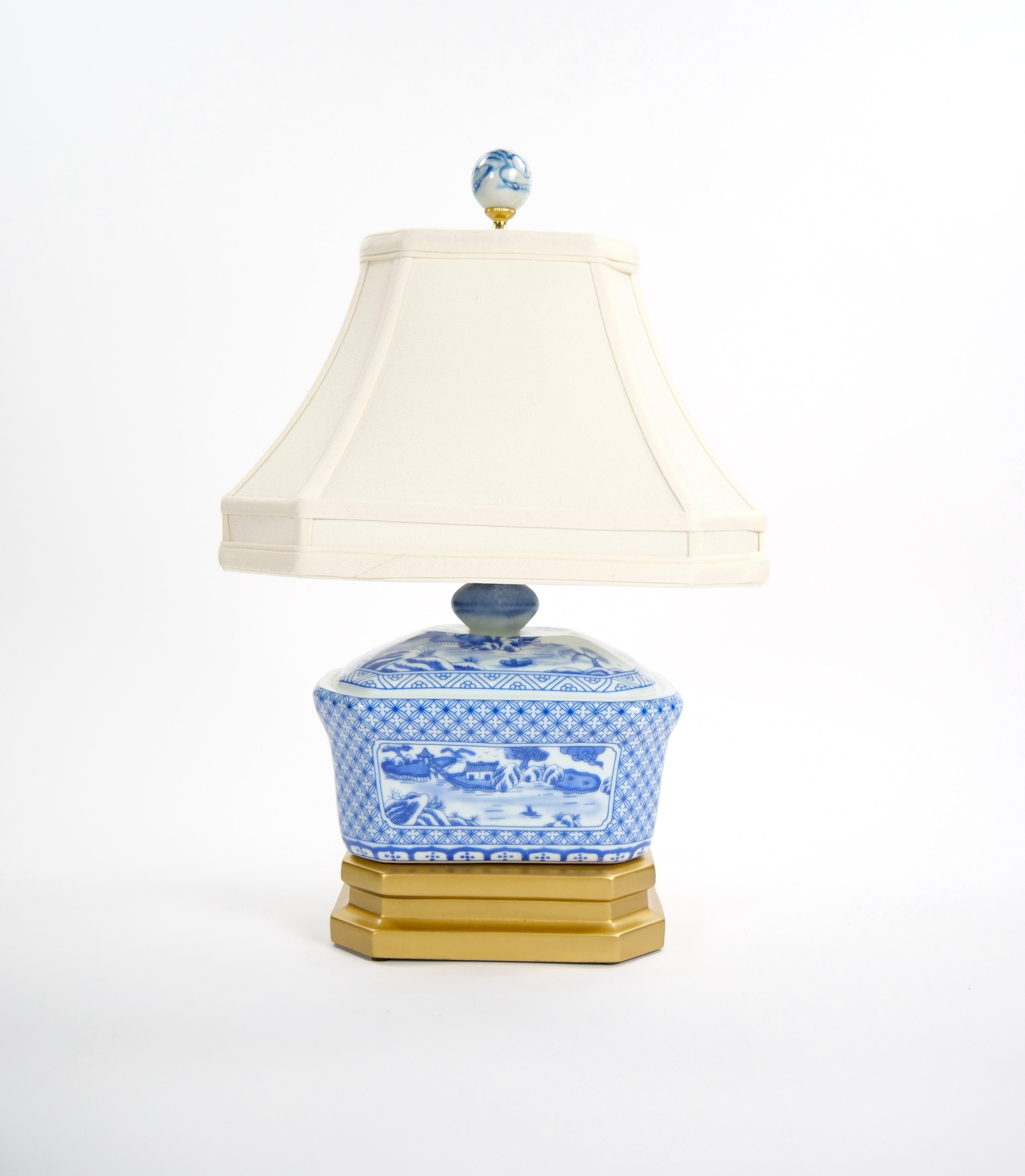 Porcelaine Petite lampe de bureau du 20ème siècle en porcelaine blanche/bleu avec base en bois peint en or doré en vente