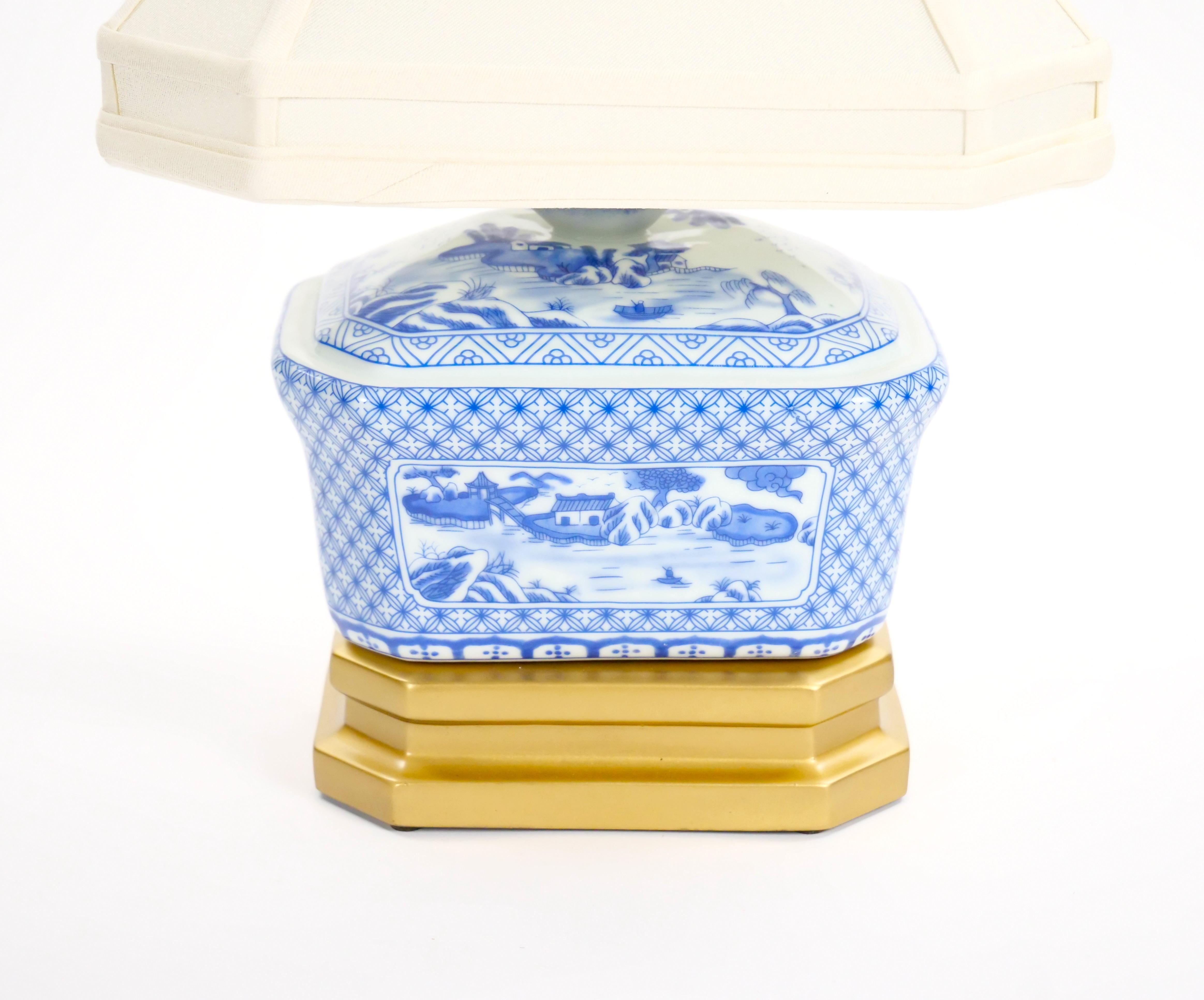 Petite lampe de bureau du 20ème siècle en porcelaine blanche/bleu avec base en bois peint en or doré en vente 1