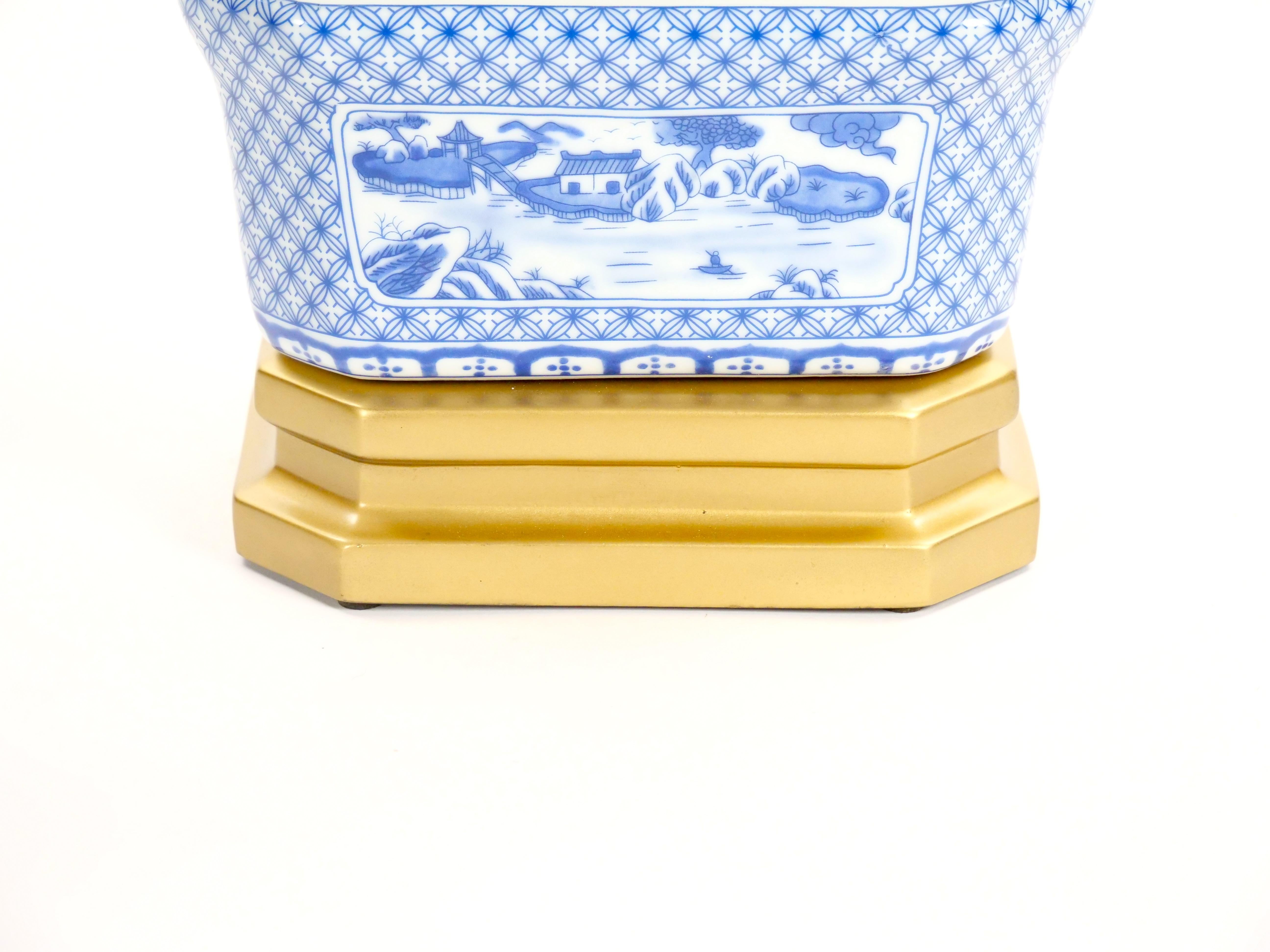 Petite lampe de bureau du 20ème siècle en porcelaine blanche/bleu avec base en bois peint en or doré en vente 2