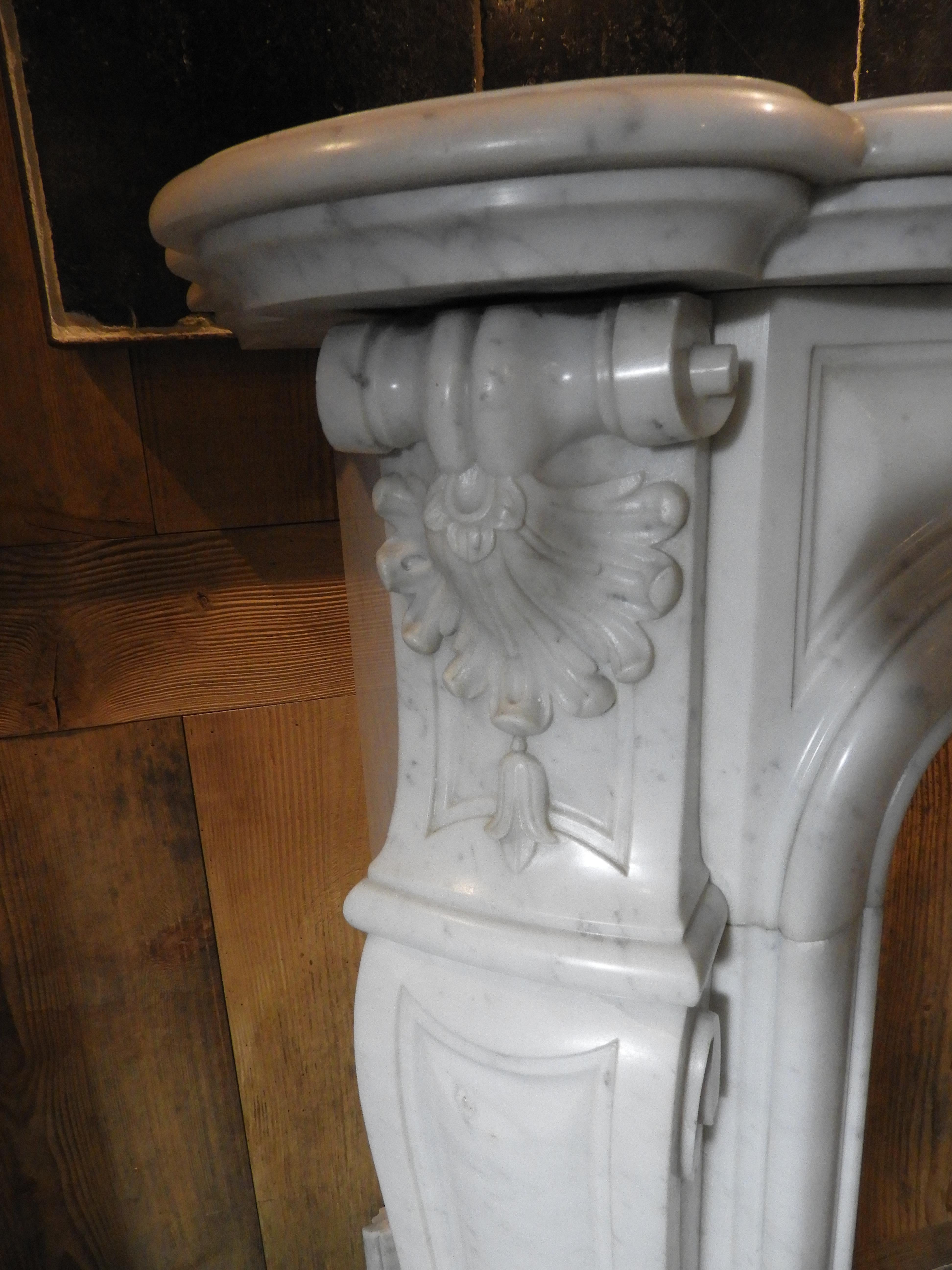 20th century white Carrara marble fireplace 3 coquilles in perfect condition, the interior size is : 97 cm high x 102 cm wide.