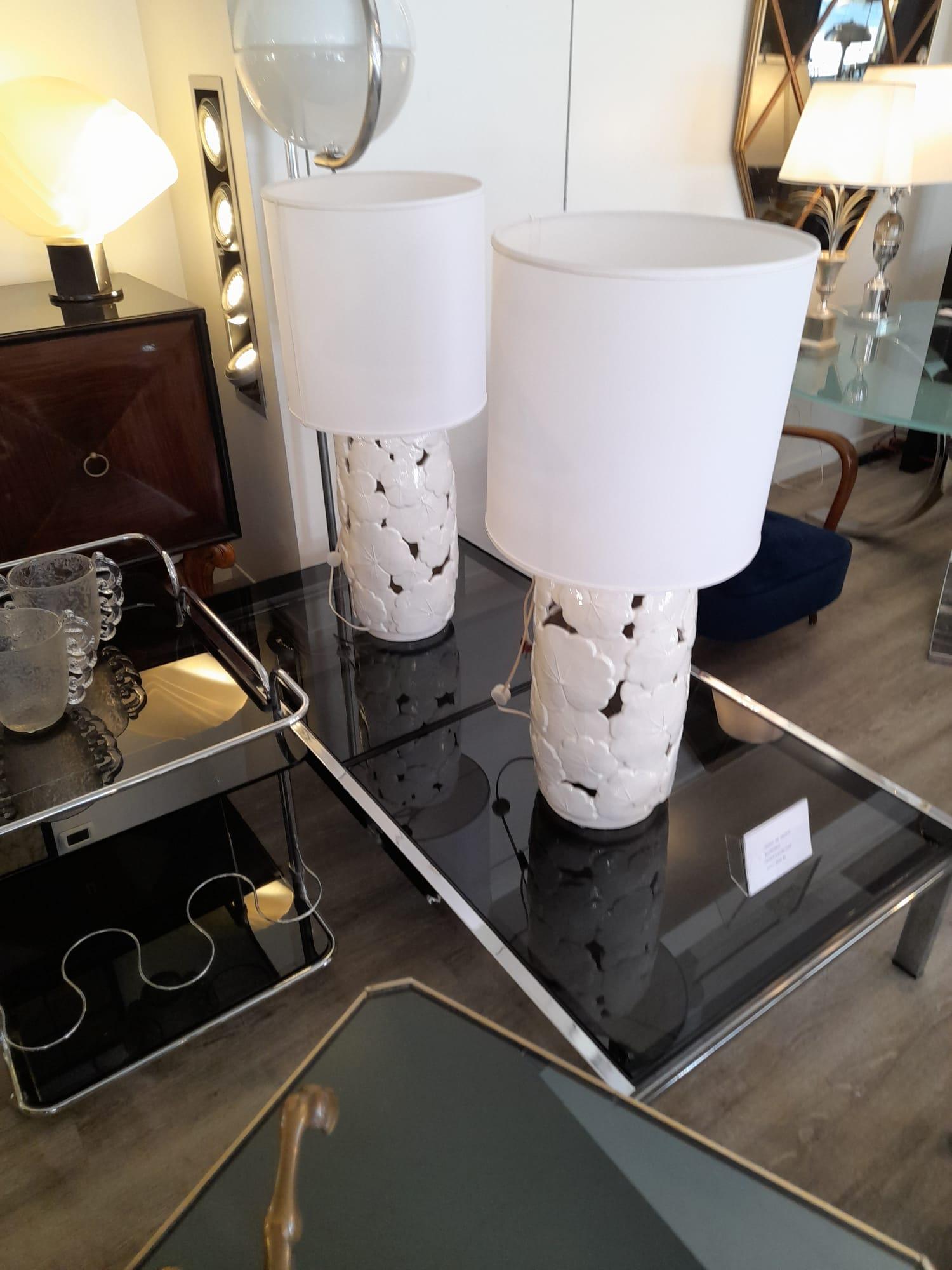 A pair of table lamps in white ceramic with withe lampshade, by Tommaso Barbi for Vivai del Sud. Original accent in ceramic. From Italy from 1970s
Measures: Cm 90 x 30.