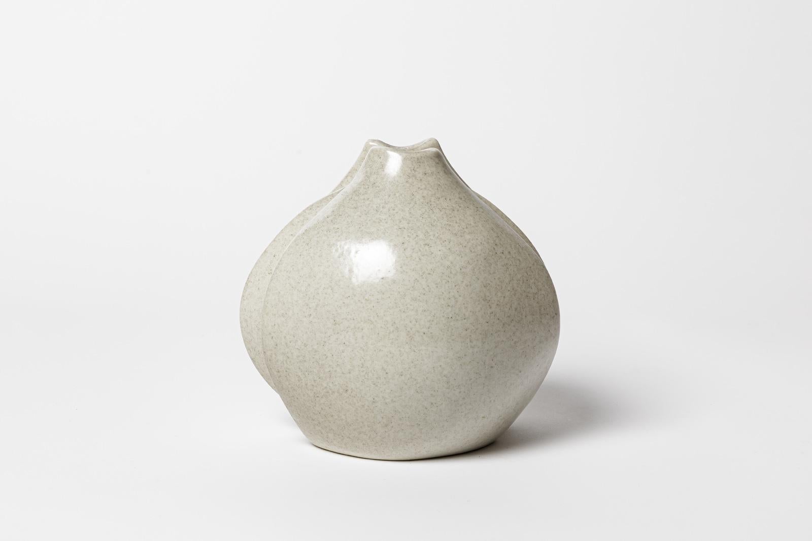 Français Vase en céramique blanche du 20e siècle par Tim Orr et Jacqueline Orr circa 1970  en vente