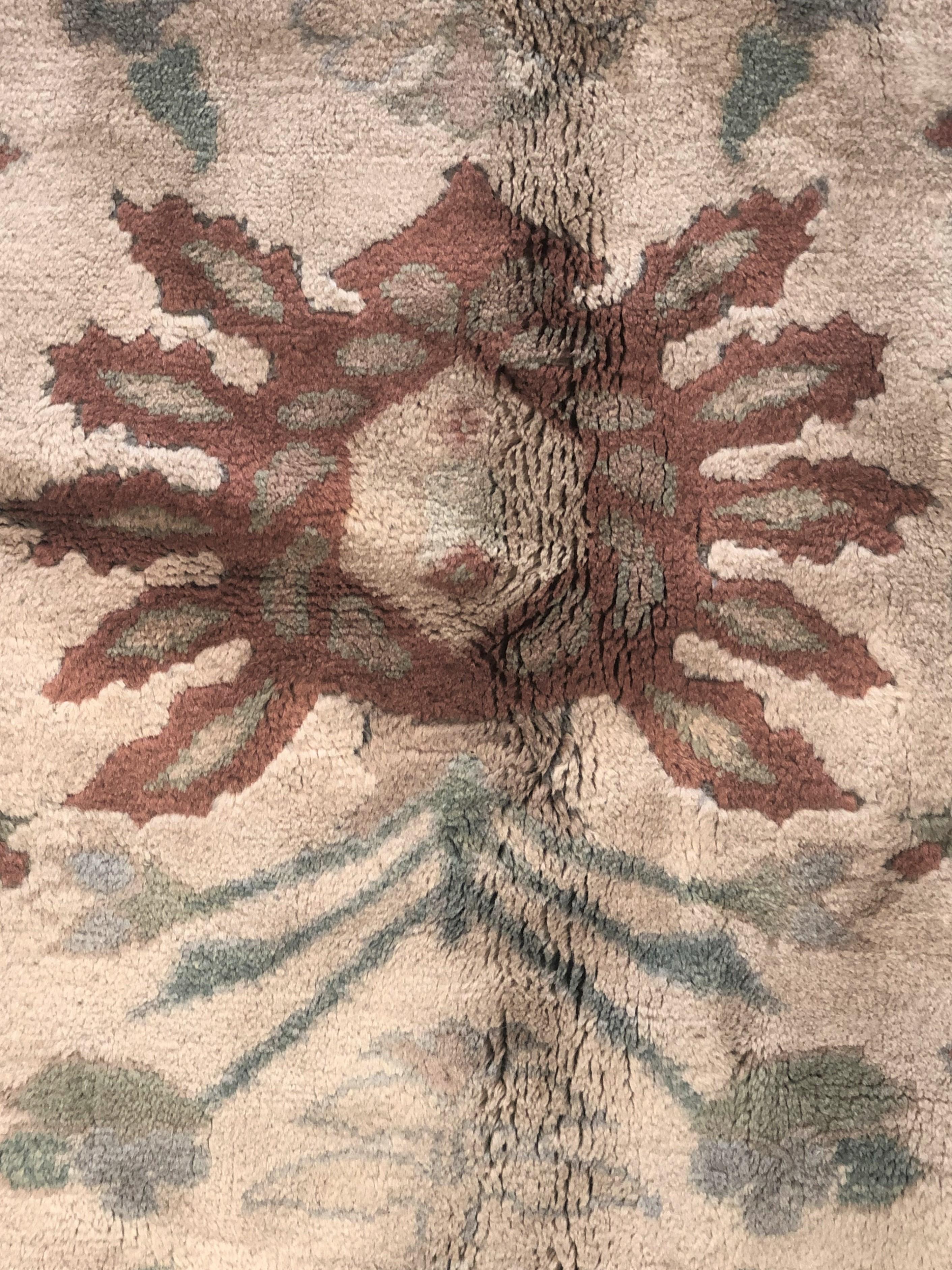20th Century White Floreal Oushak Rug from Circa 1950 € 15.000 For Sale 4