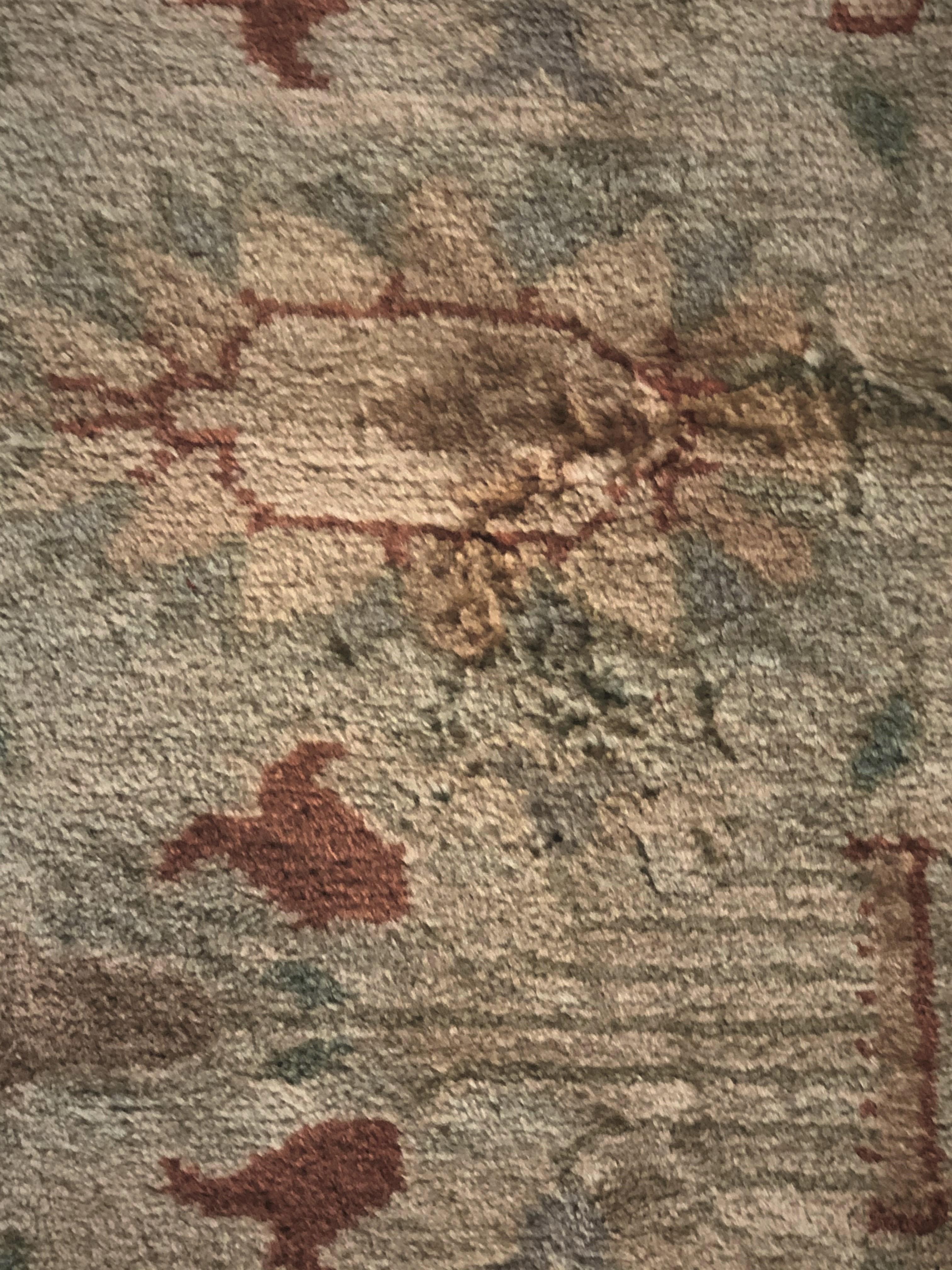 20th Century White Floreal Oushak Rug from Circa 1950 € 15.000 For Sale 5
