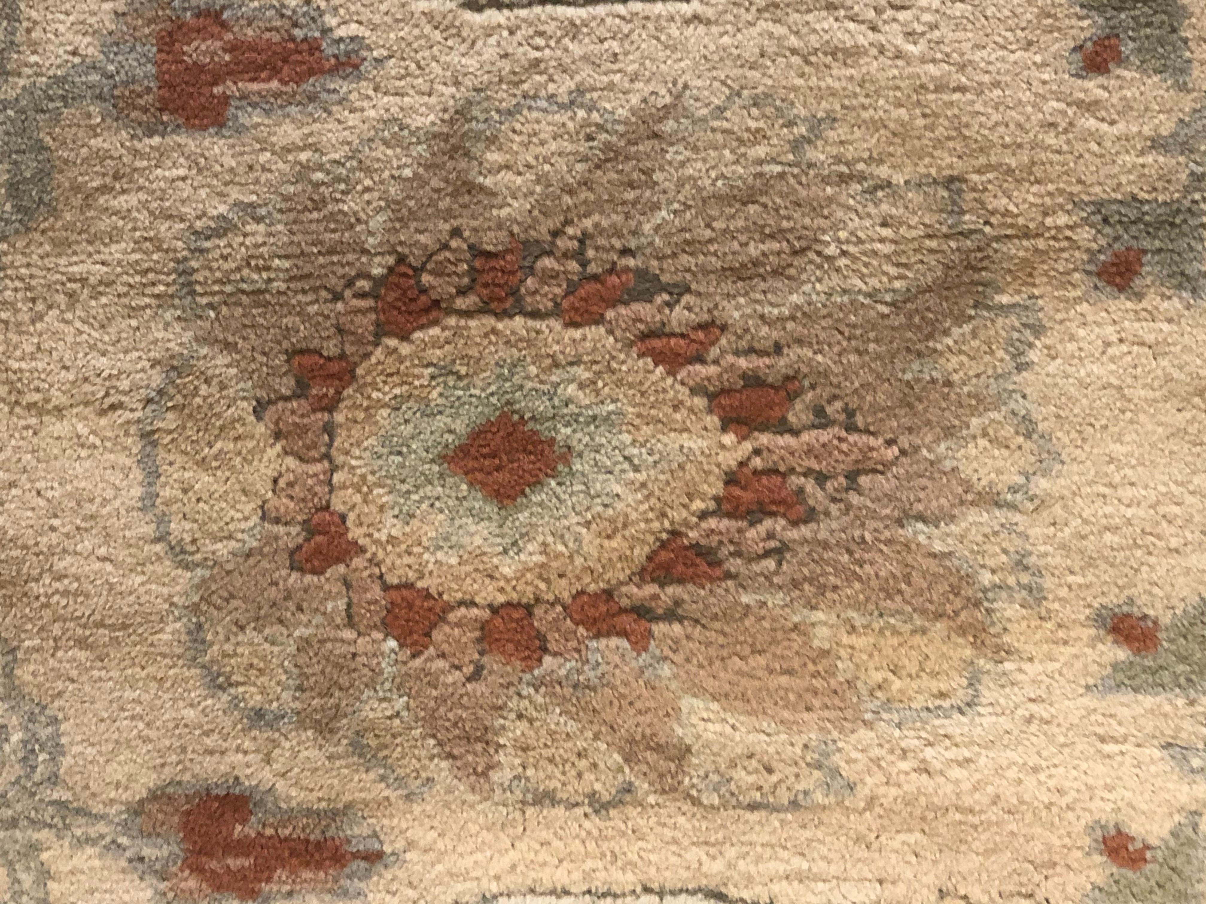 20th Century White Floreal Oushak Rug from Circa 1950 € 15.000 For Sale 6