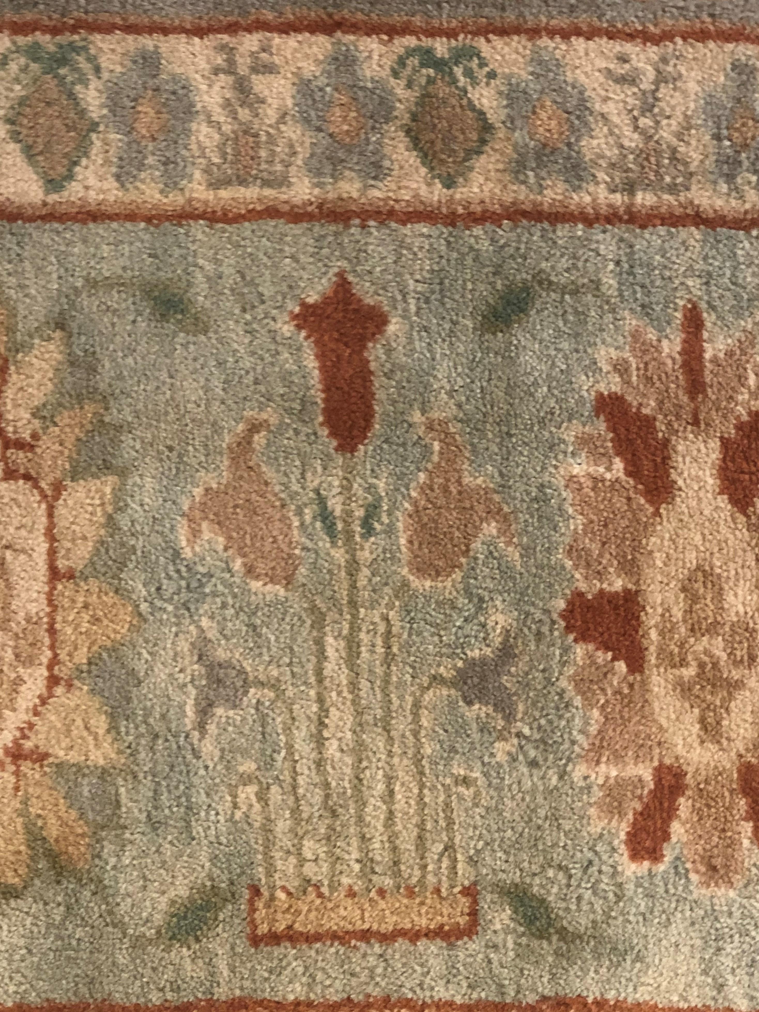 20th Century White Floreal Oushak Rug from Circa 1950 € 15.000 For Sale 7
