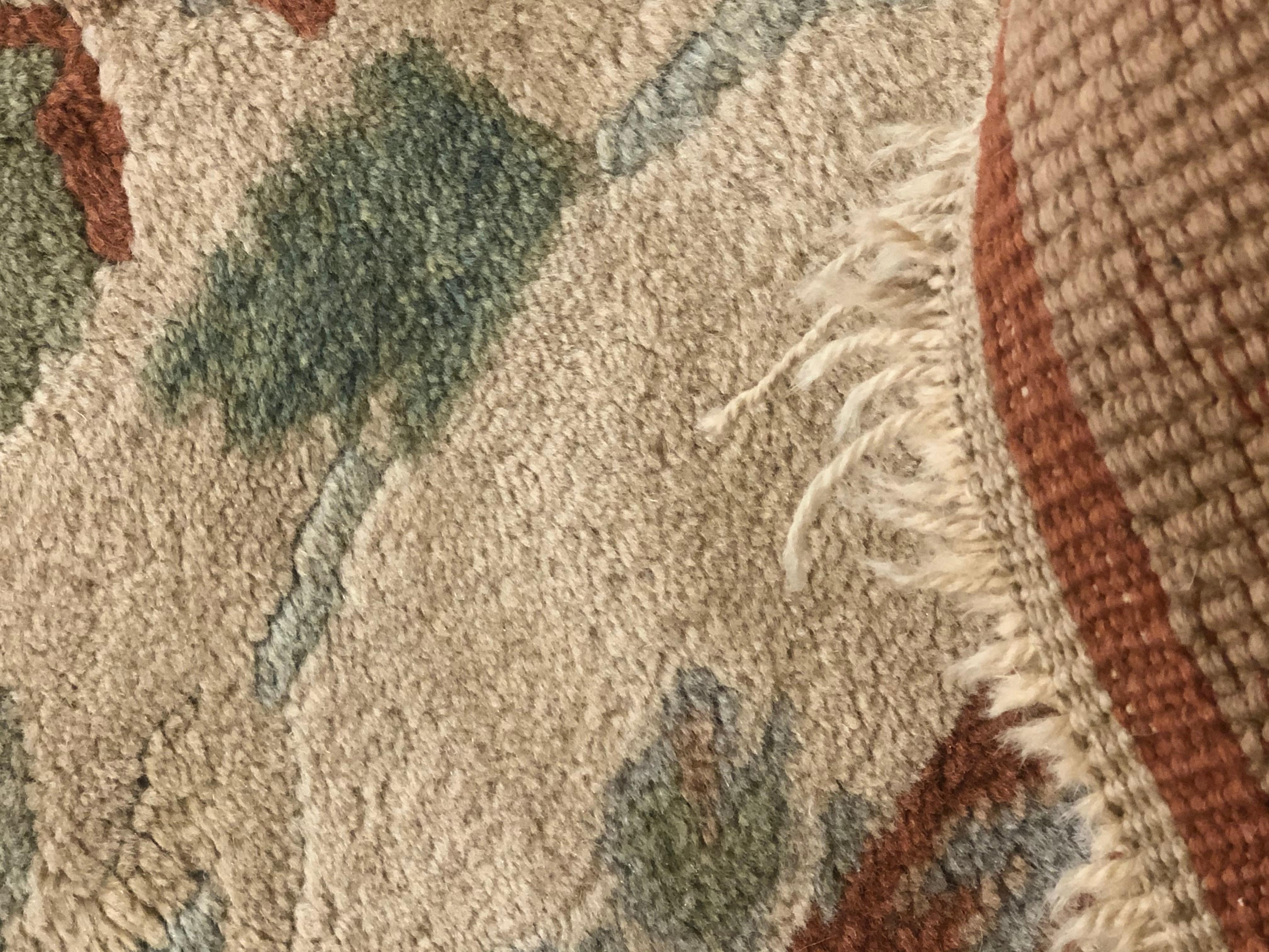 20th Century White Floreal Oushak Rug from Circa 1950 € 15.000 For Sale 8