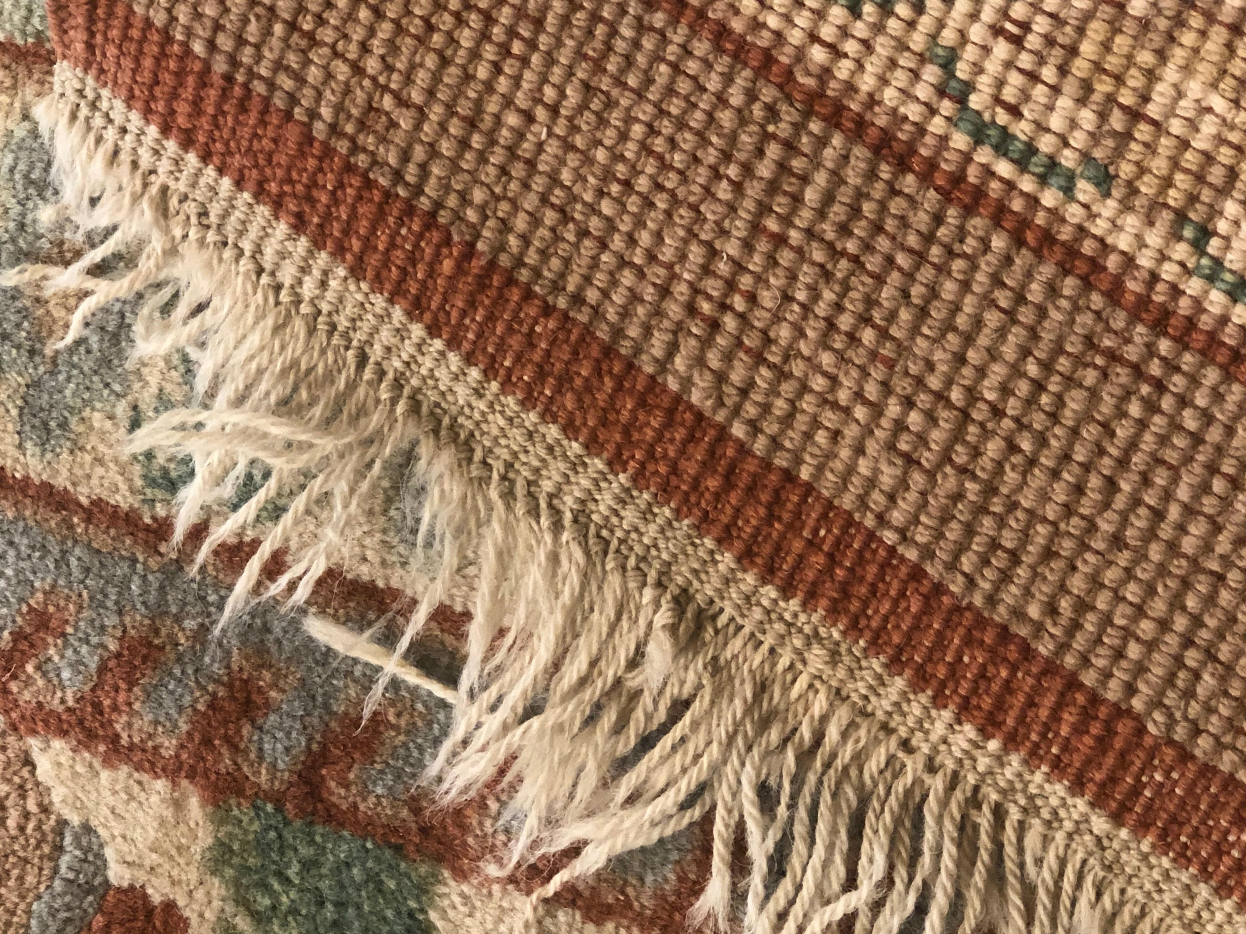 20th Century White Floreal Oushak Rug from Circa 1950 € 15.000 For Sale 9