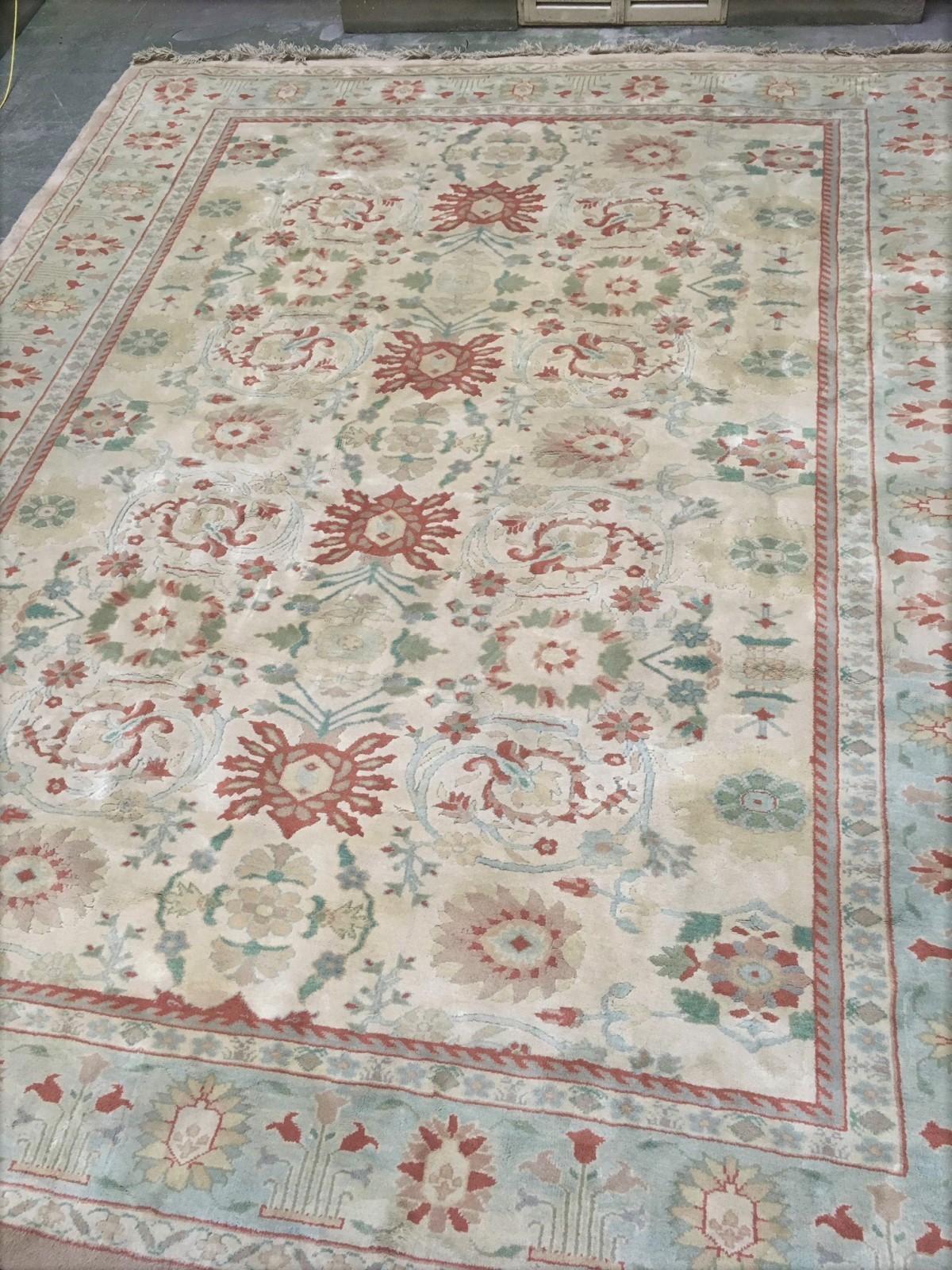 In Oushak, large carpets were knotted since the 15th century, and in the Ottoman era, these carpets were exported by Venetian merchants throughout Europe. Also called carpets of the lords, the Ushak were large and tailor-made for important clients.