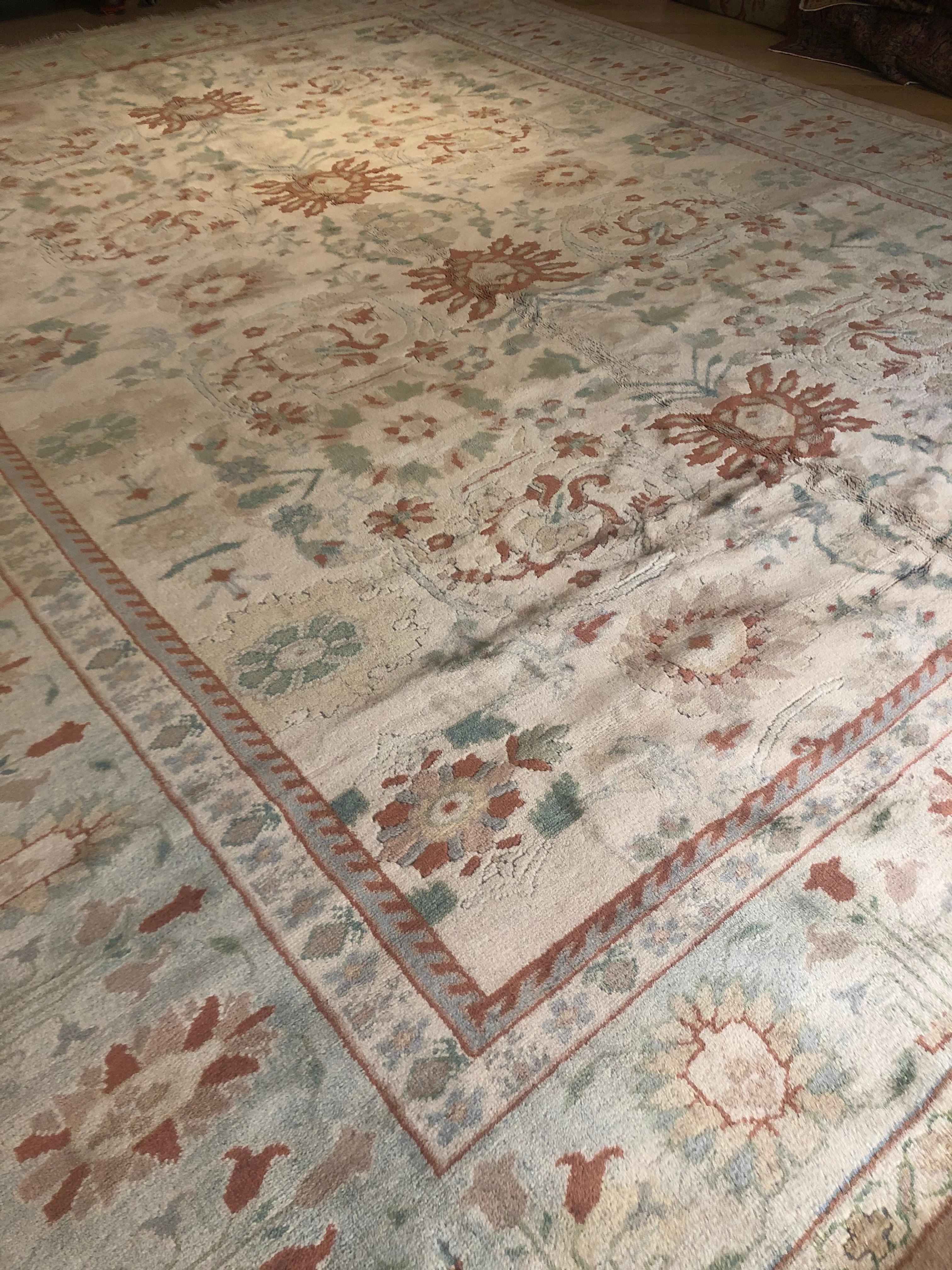Turkish 20th Century White Floreal Oushak Rug from Circa 1950 € 15.000 For Sale
