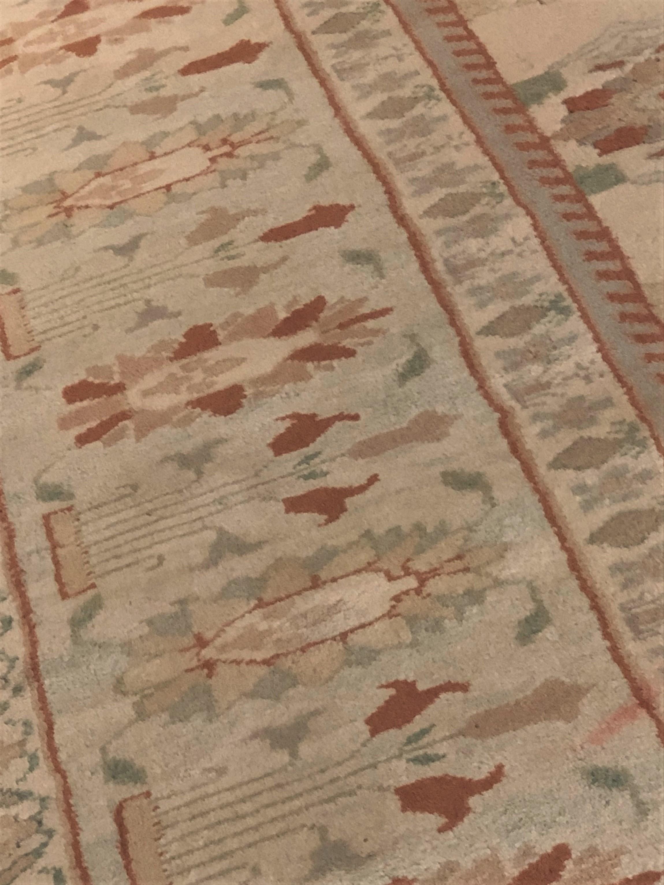 20th Century White Floreal Oushak Rug from Circa 1950 € 15.000 In Good Condition For Sale In Firenze, IT
