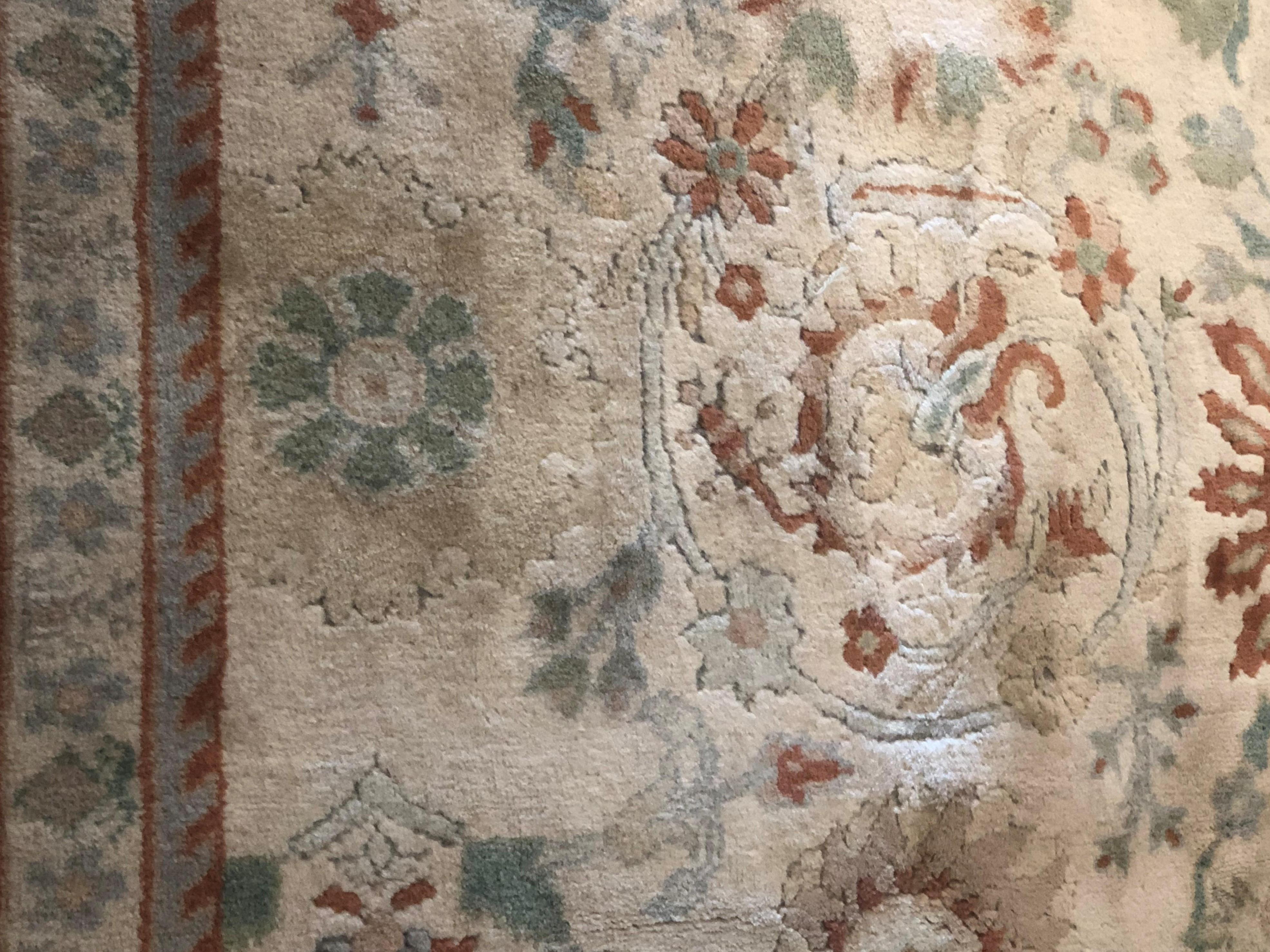 20th Century White Floreal Oushak Rug from Circa 1950 € 15.000 For Sale 1